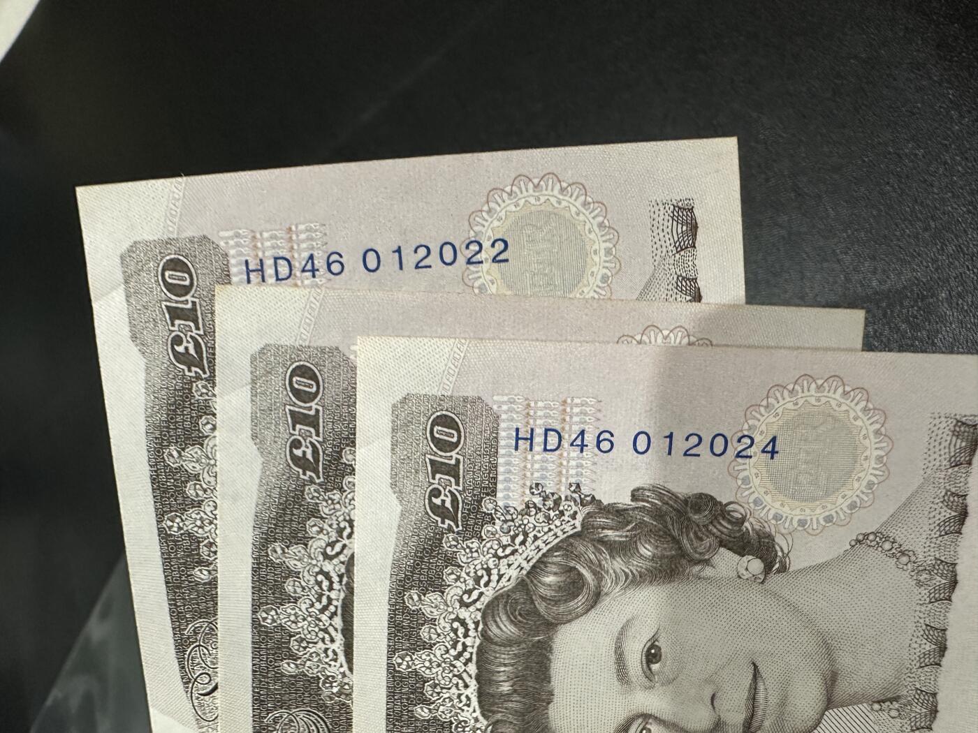 《外钞收藏家》第五百八十六期（品种丰富、精品多）（本平台长期征集拍品、欢迎藏友们联系合作） 英国E序列10镑 3张近连号 UNC-