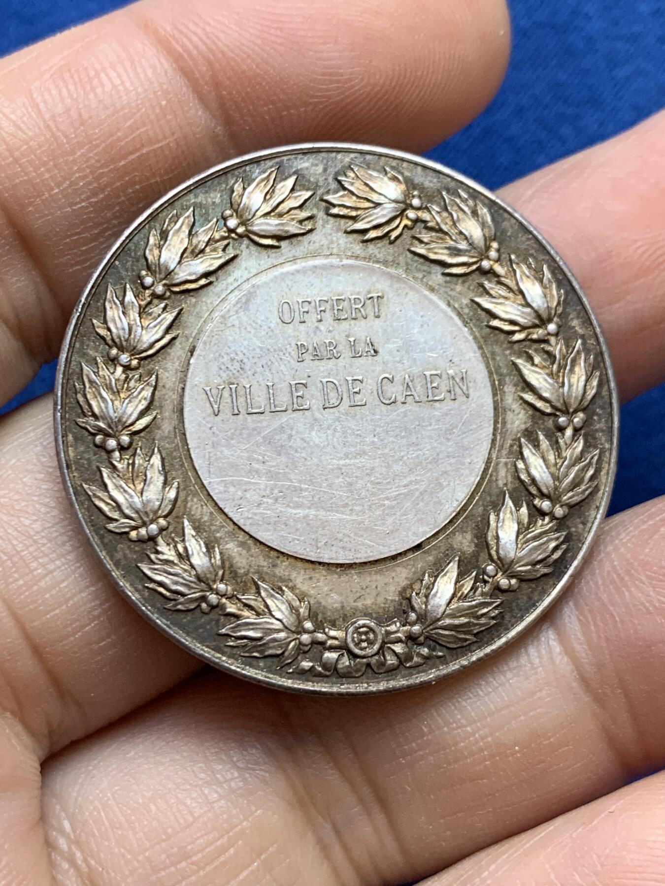 《竞宝斋》第439场 周日，周一，周二 3场连拍 （全场包邮） 法国19世纪卡昂市市徽纪念银章 丰饶角银标 22克 36.2mm