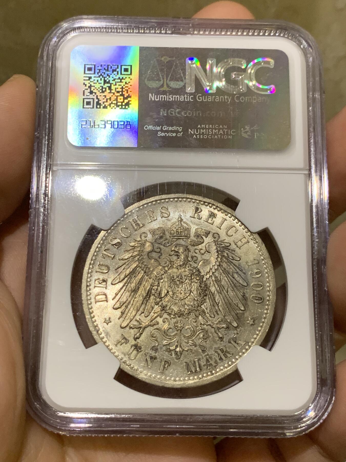 《竞宝斋》第439场 周日，周一，周二 3场连拍 （全场包邮） NGC MS63 德国1900年普鲁士威廉二世流通5马克大银币，稀少的中早期年份，威二长翅5马克流通充分，高品难度很大。淡金彩，转光极美，收藏级主币大银