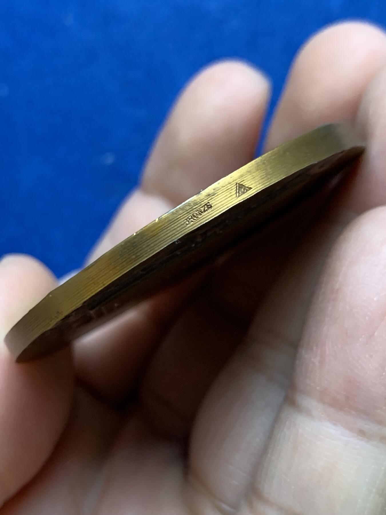 《竞宝斋》第439场 周日，周一，周二 3场连拍 （全场包邮） 法国艺术协会纪念章 三角铜标 52克 49.5mm