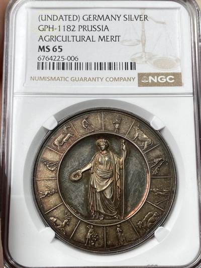 万国钱币拍卖第055期 - NGC MS65 1850年德国勃兰登堡农业展纪念大银章 非常特色的设计 谷神星在中间 周围十二幅农业风景极具特色 背面环绕一圈高浮雕瓜果蔬菜寓意丰收 整体晚霞彩包浆镜面极美 顶级NGC冠军分收藏品质
