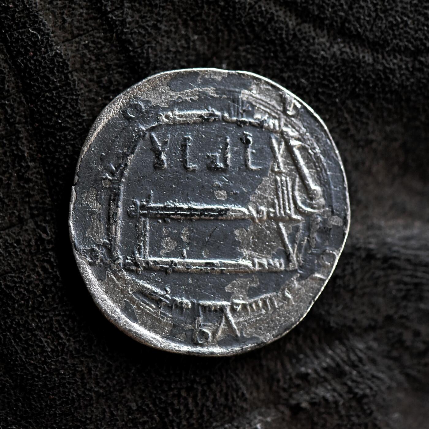 【良泉】第41期【自动场】11月27日晚19.30点开拍！86组，西方古代钱币专场 【藏家出品A】阿拔斯王朝 黑衣大食 打制于马蒙阿卜杜拉时期，带原坑黑锈，和平之城厂，今巴格达地区，该王朝在哈伦拉希德和马蒙统治时期达到了顶峰。2.8克