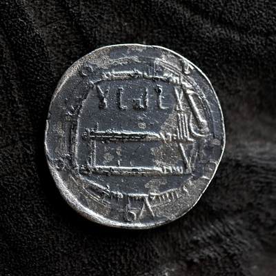 【良泉】第41期【自动场】11月27日晚19.30点开拍！86组，西方古代钱币专场 - 【藏家出品A】阿拔斯王朝 黑衣大食 打制于马蒙阿卜杜拉时期，带原坑黑锈，和平之城厂，今巴格达地区，该王朝在哈伦拉希德和马蒙统治时期达到了顶峰。2.8克