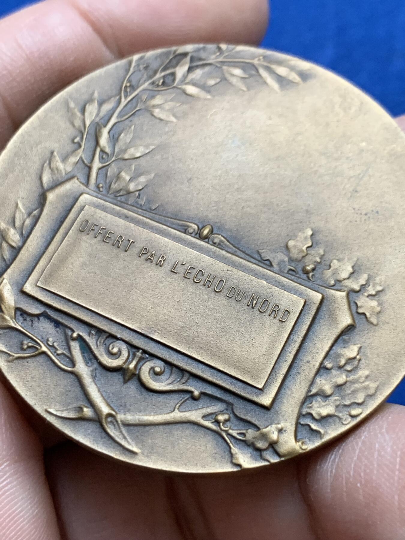 《竞宝斋》第439场 周日，周一，周二 3场连拍 （全场包邮） 法国艺术协会纪念章 三角铜标 52克 49.5mm