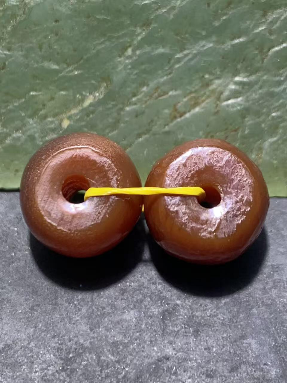 精美高玉化风化纹酒红玛瑙老形桶珠一对，