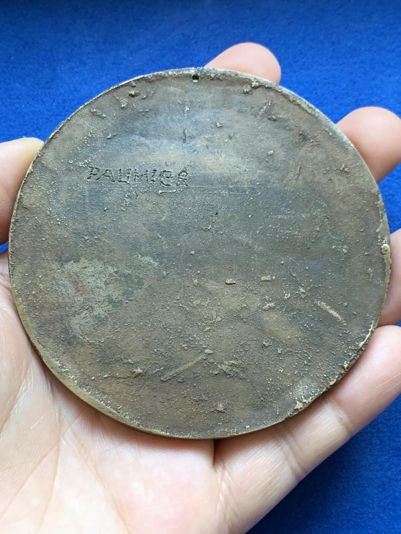 《竞宝斋》第439场 周日，周一，周二 3场连拍 （全场包邮） 国王驾临巴黎纪念单面大铜章 高浮雕 119.7克 84.2mm 十二点处有打孔 细节见图