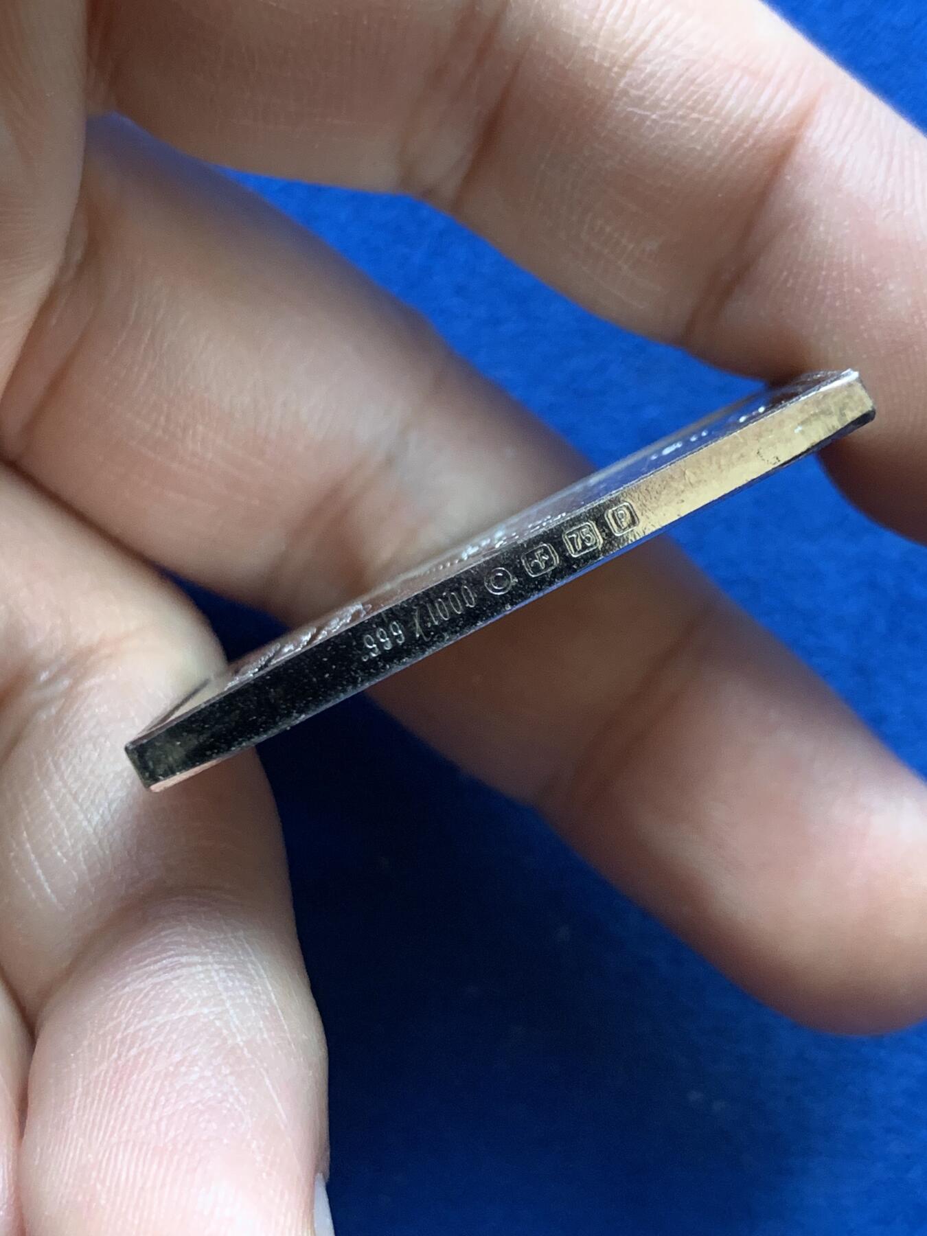 《竞宝斋》第439场 周日，周一，周二 3场连拍 （全场包邮） 1975年英国女王伊丽莎白二世访问日本银章，38*25mm，25.7克。侧边有银标。