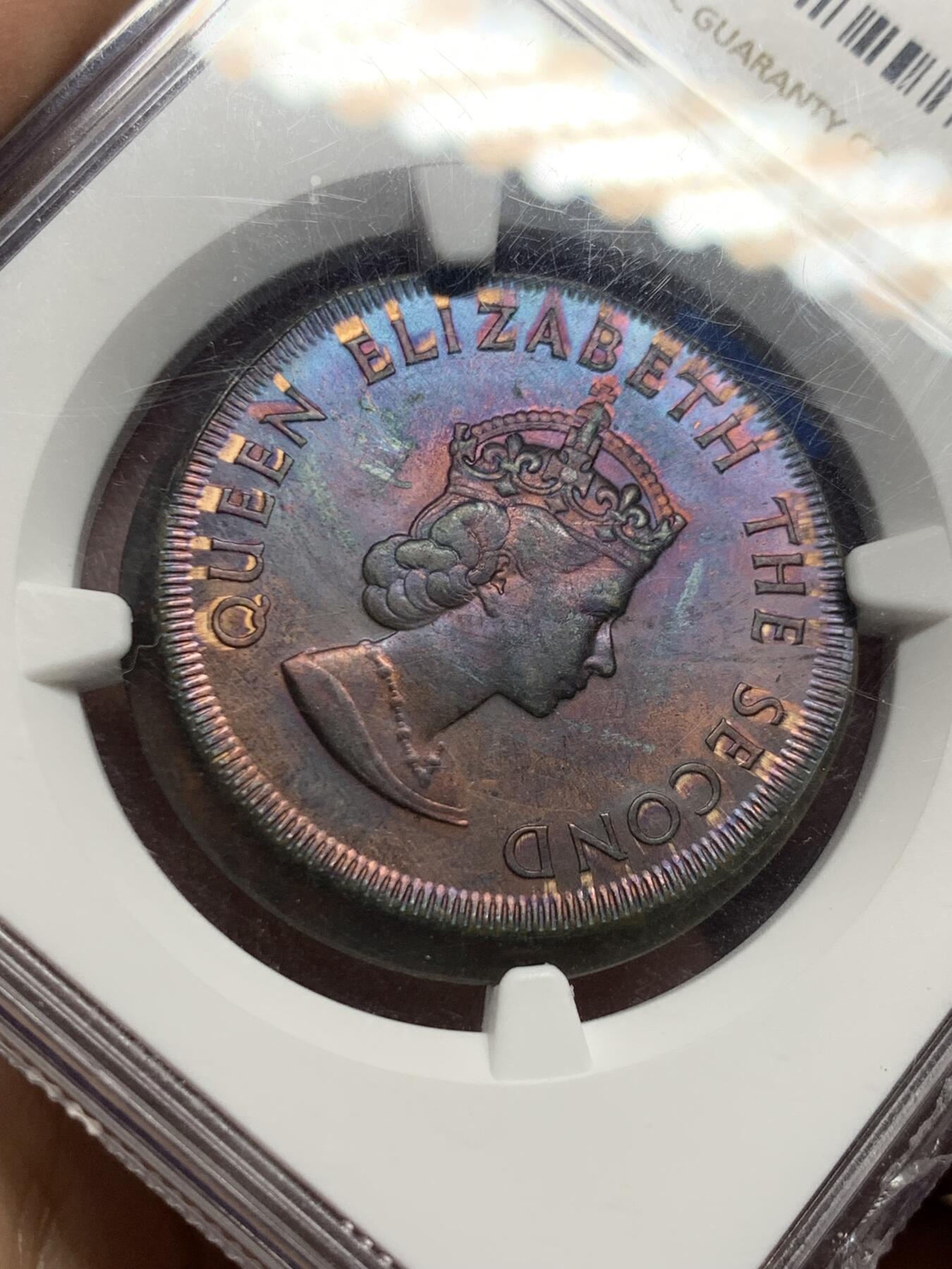 《竞宝斋》第439场 周日，周一，周二 3场连拍 （全场包邮） NGC MINT ERROR MS62BN 1966年英属泽西1/12先令铜币 整币蓝紫彩，偏打5%，字体位移，位移痕迹明显，盒子正面右下角有小磕