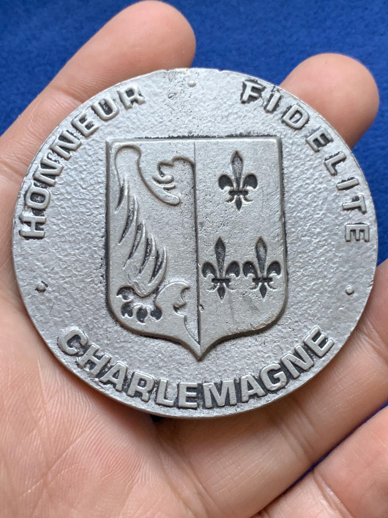 《竞宝斋》第439场 周日，周一，周二 3场连拍 （全场包邮） 德国柏林消防军官纪念大章，锌锡合金材质，直径58.8mm，重量78.8g。