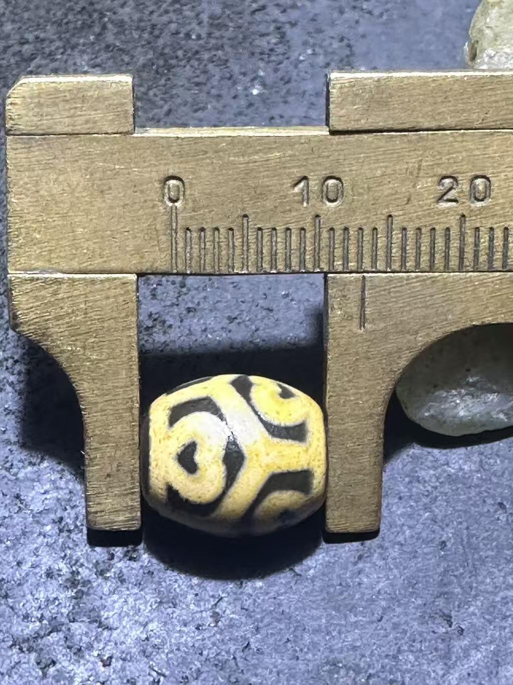 仅此一颗，精品藏传牙黄莲花玛瑙天珠一颗