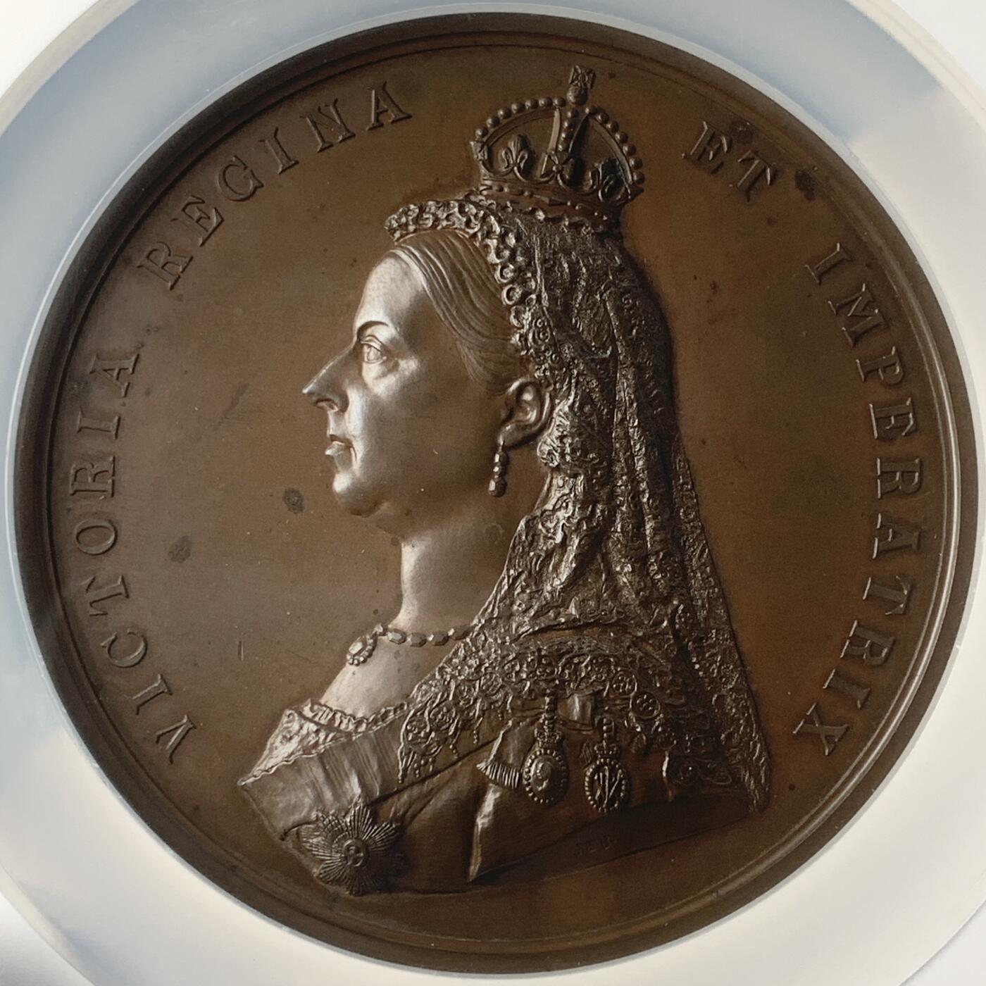 掌中浮雕-藏着的欧洲第042场 NGC MS63: 1887年维多利亚女王登基50年铜章, 77mm，J.E. Boehm and F. Leighton雕刻 , 英国章目录BHM-3219