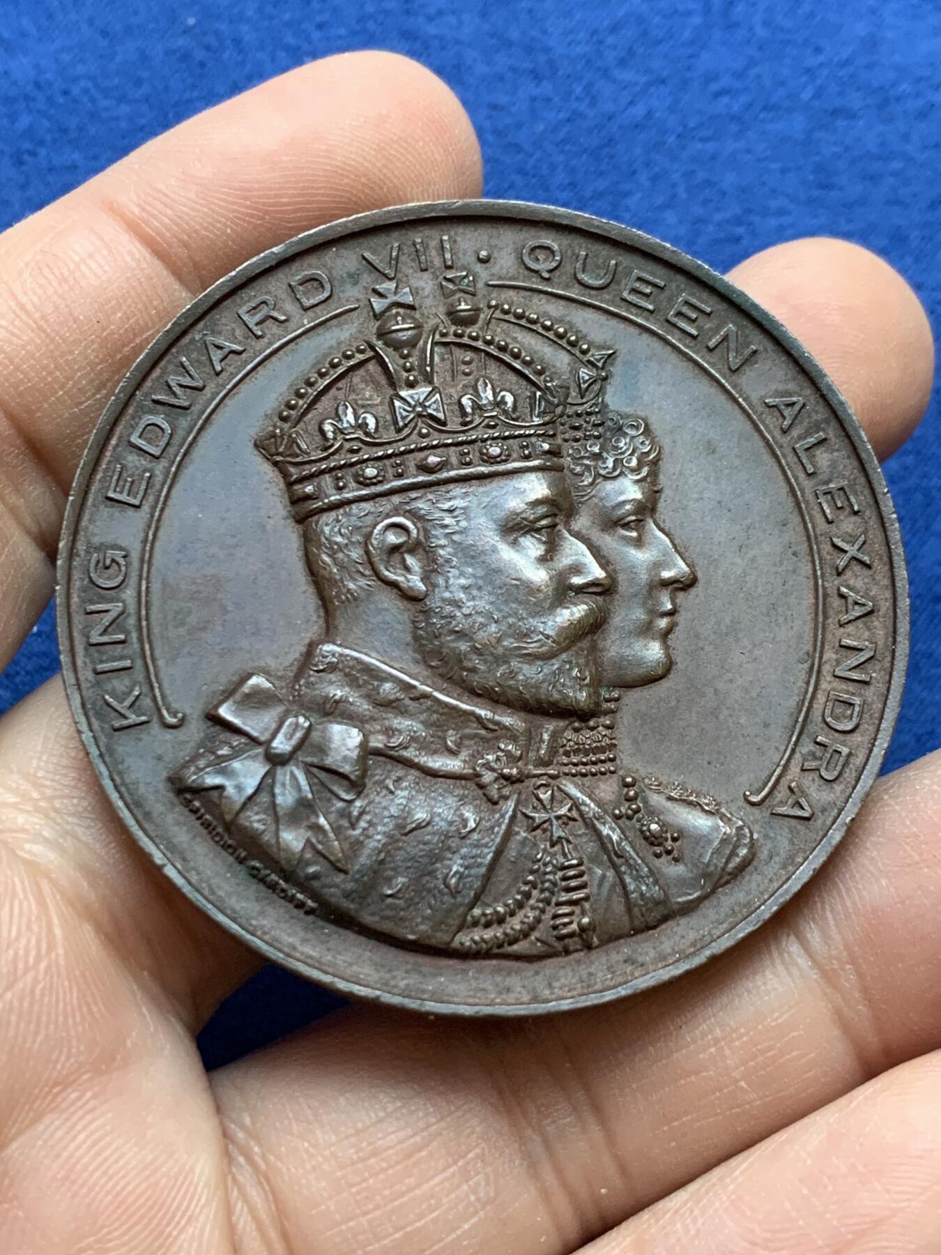 《竞宝斋》第439场 周日，周一，周二 3场连拍 （全场包邮） 英国1907年亚历山德拉女王码头开幕仪式纪念章，大型铜章，直径51mm， 重58.2克