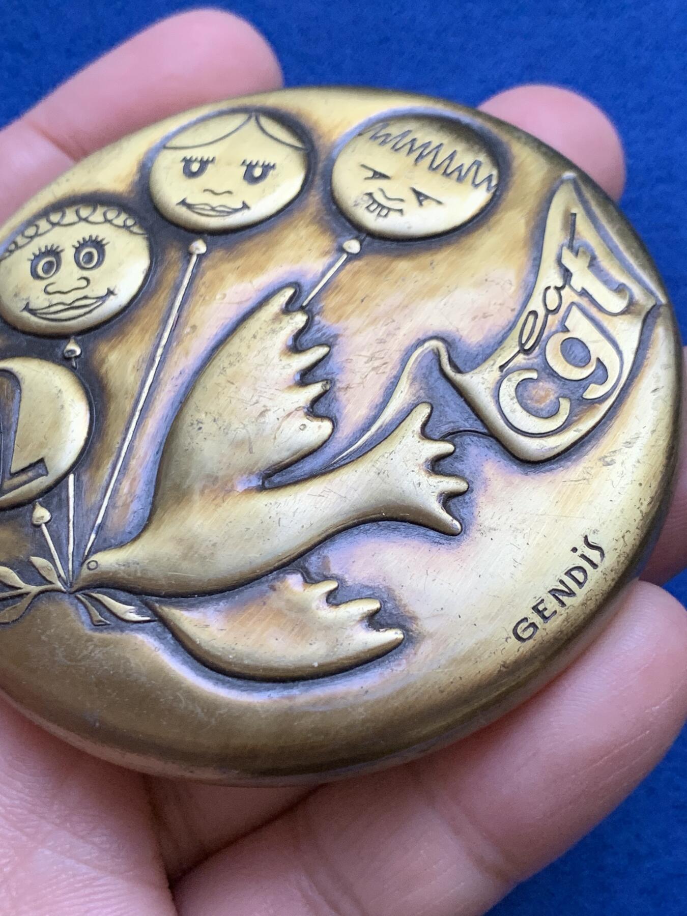 《竞宝斋》第439场 周日，周一，周二 3场连拍 （全场包邮） 法国铜质圆形大铜章 GENDIS设计 浮雕工艺 直径69.5mm 重量195.8g