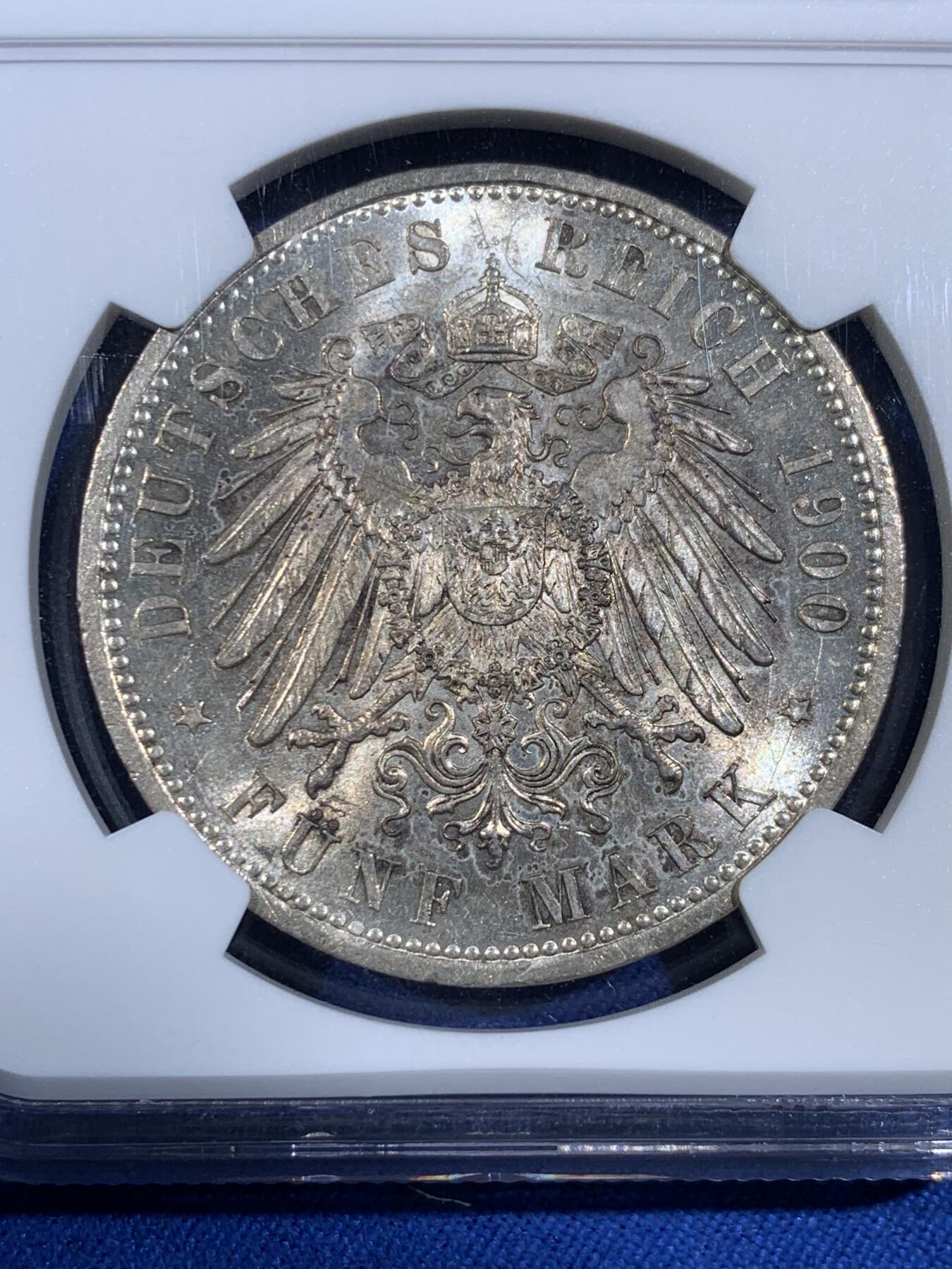 《竞宝斋》第439场 周日，周一，周二 3场连拍 （全场包邮） NGC MS63 德国1900年普鲁士威廉二世流通5马克大银币，稀少的中早期年份，威二长翅5马克流通充分，高品难度很大。淡金彩，转光极美，收藏级主币大银