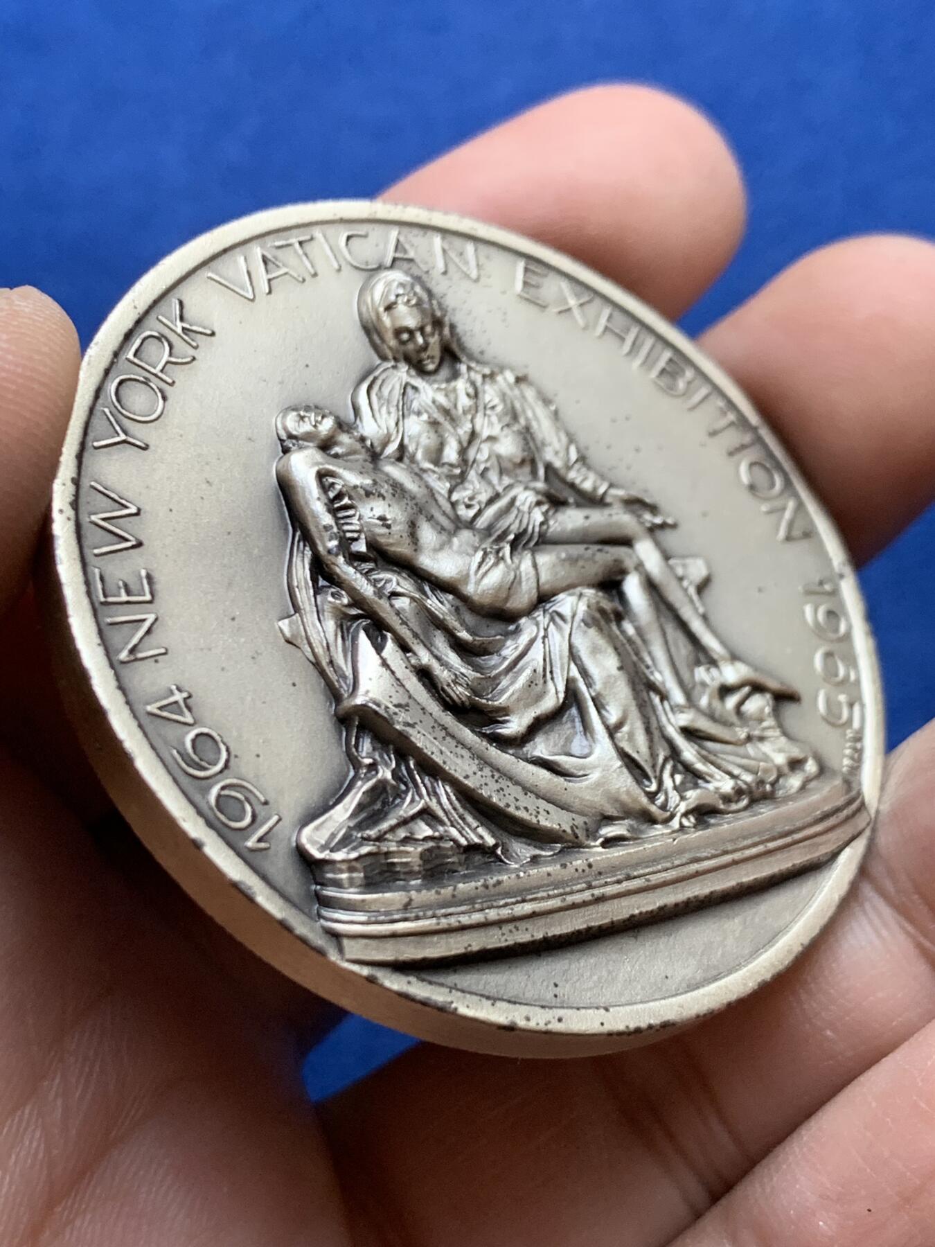 《竞宝斋》第439场 周日，周一，周二 3场连拍 （全场包邮） 纽约世界博览会-米开朗基罗的《圣殇》纪念章 67.5克 49.5mm