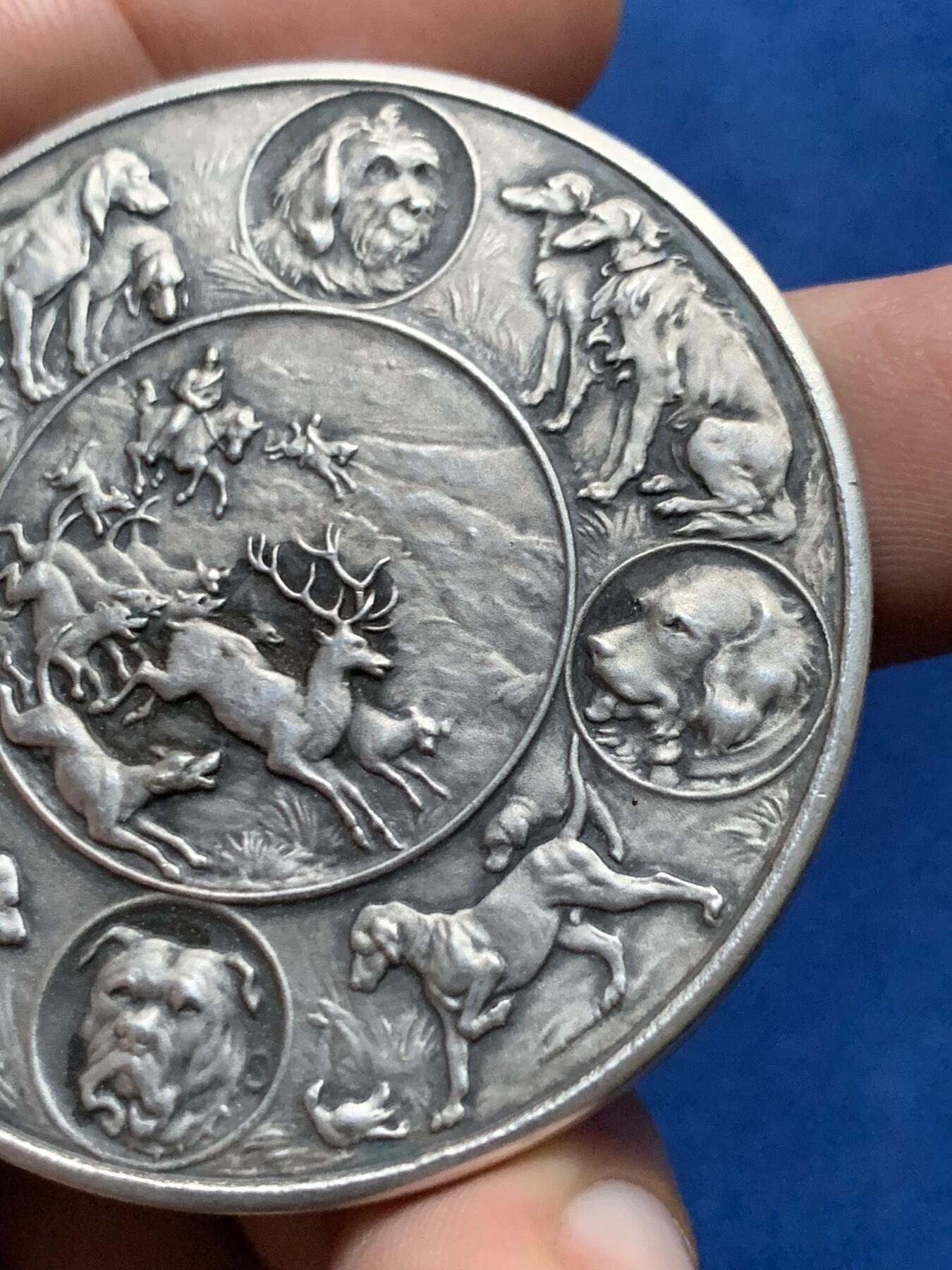 《竞宝斋》第439场 周日，周一，周二 3场连拍 （全场包邮） 1930年迪耶普犬展纪念镀银铜章 51.5克 50.5mm 带盒 好品