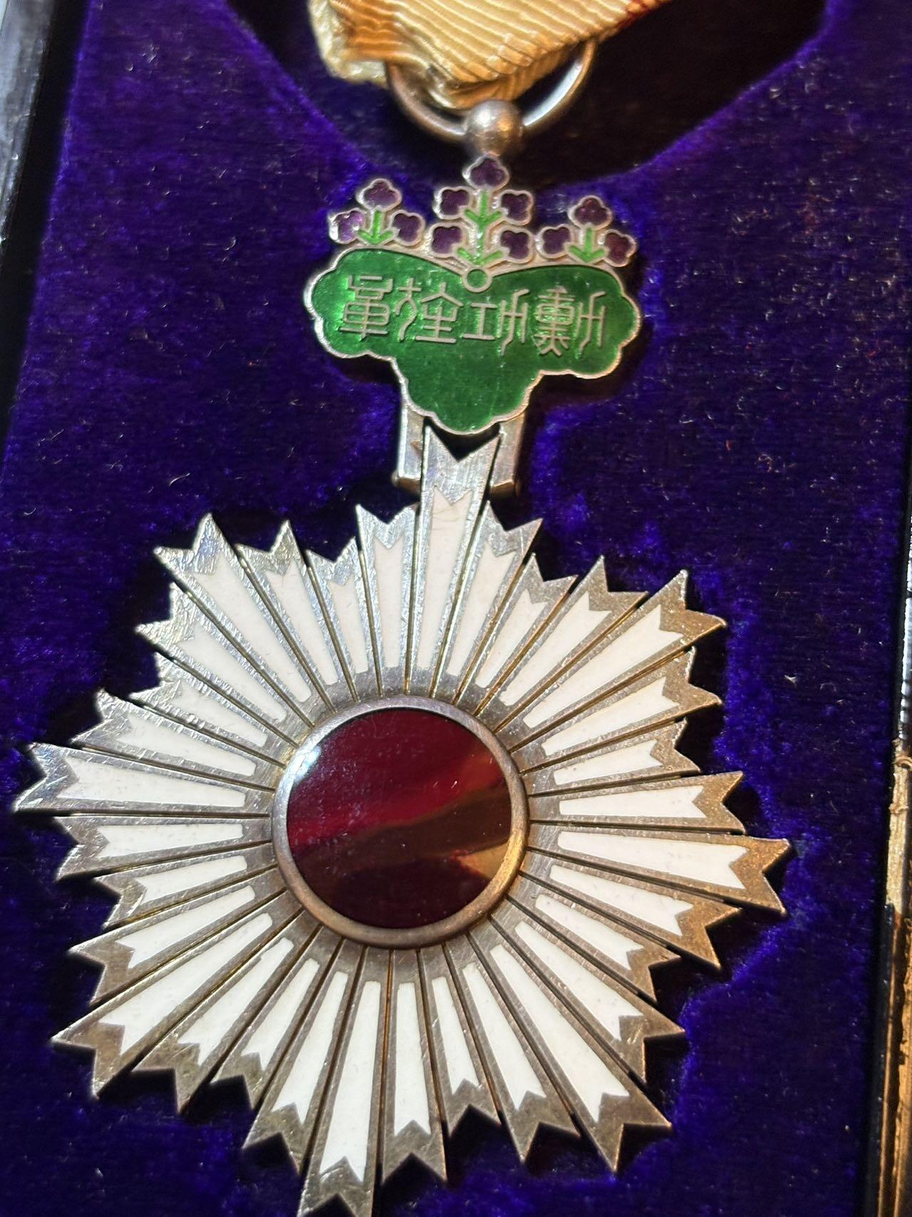 盛世勋华——号角文化勋章邮票专场拍卖第290期 日本勋五等双光旭日章 银制带原盒 明治时期