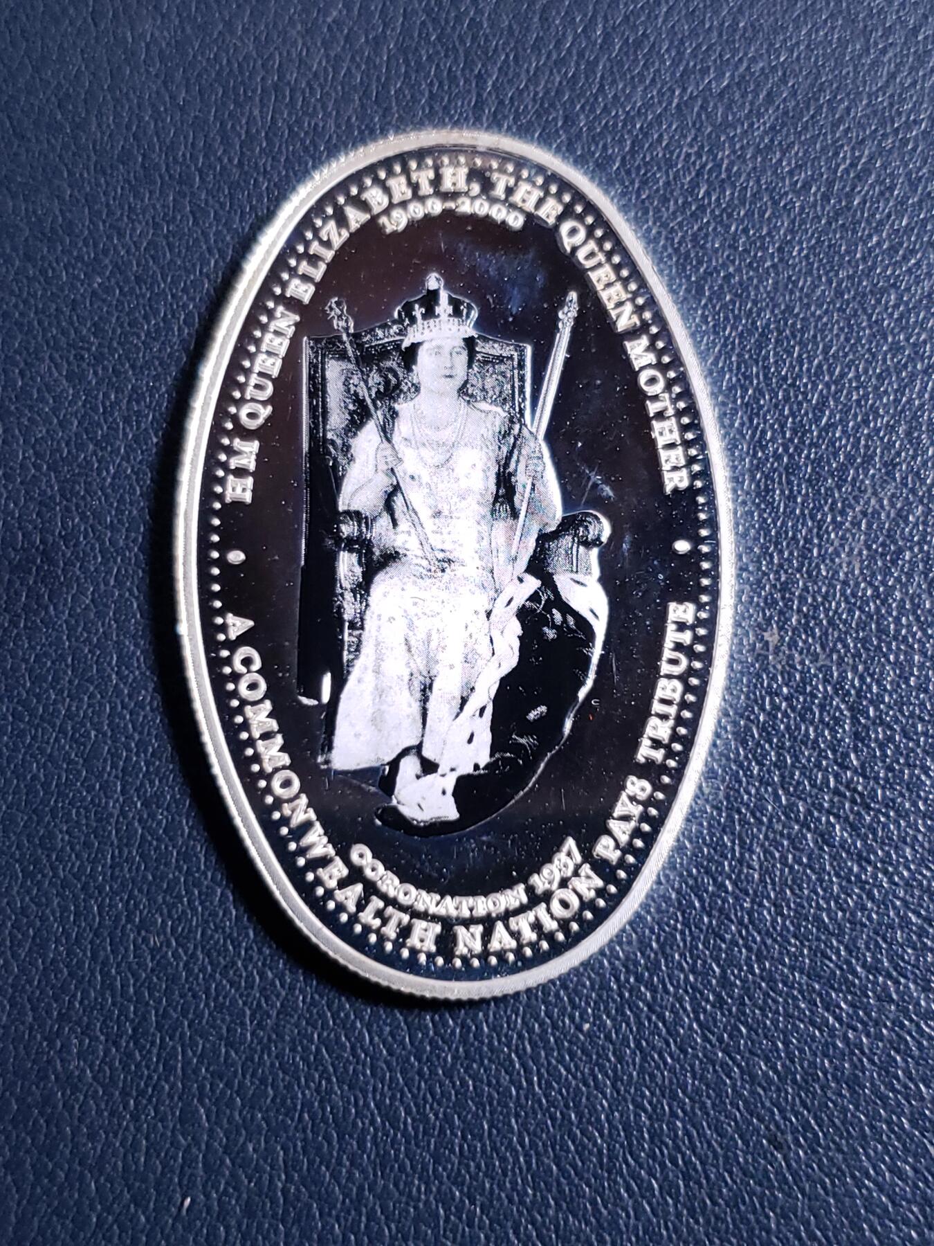 世界各国银币章专场（第24场） 2000年赞比亚纪念女王母亲诞辰百岁生日4000克瓦查彩绘异形银币三枚