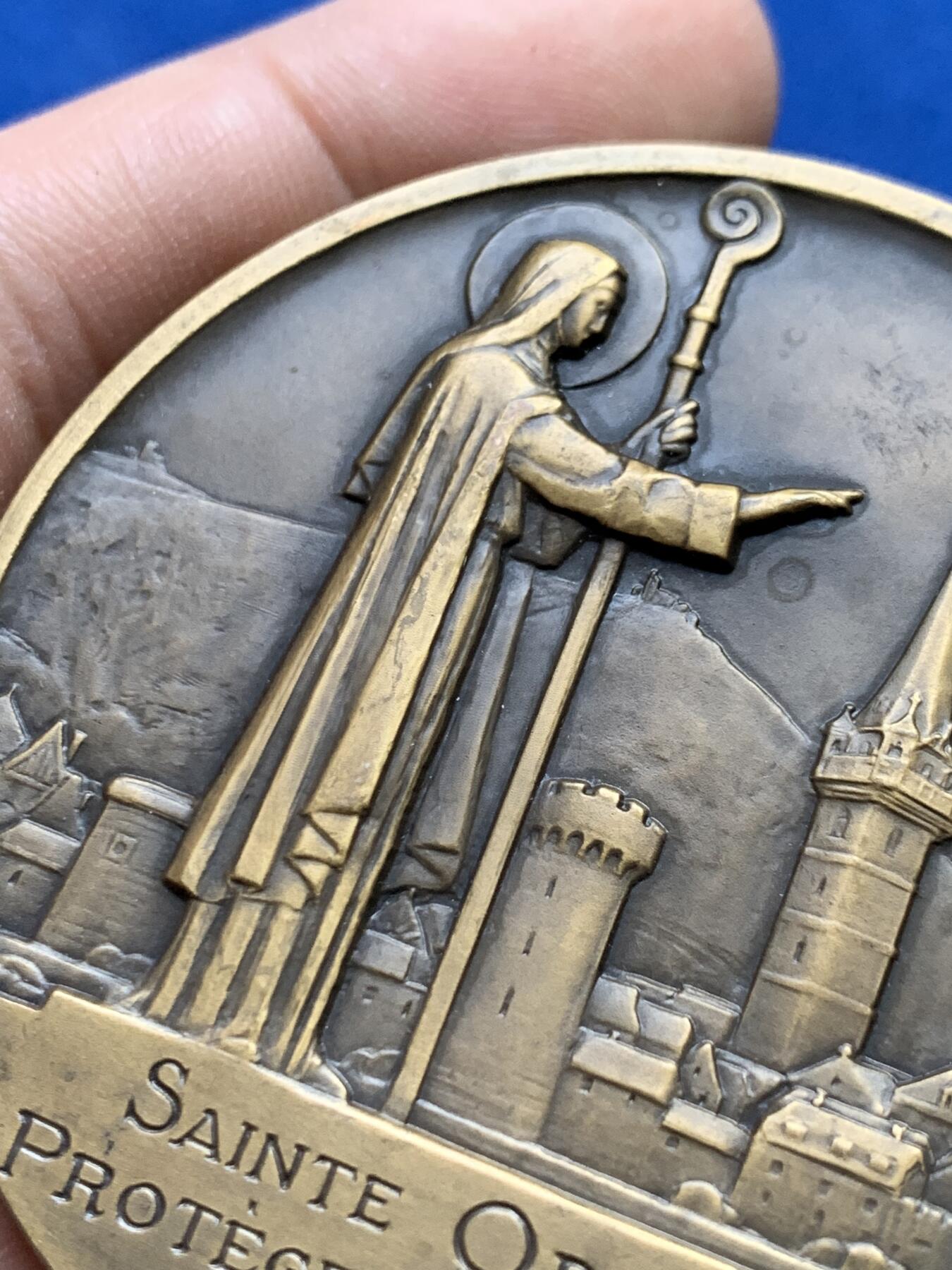 《竞宝斋》第439场 周日，周一，周二 3场连拍 （全场包邮） 名家莫隆作 圣欧迪勒纪念章 圣欧迪勒是霍亨堡修道院的创始院长 103.5克 58.6mm 丰饶角铜标 双面高浮雕