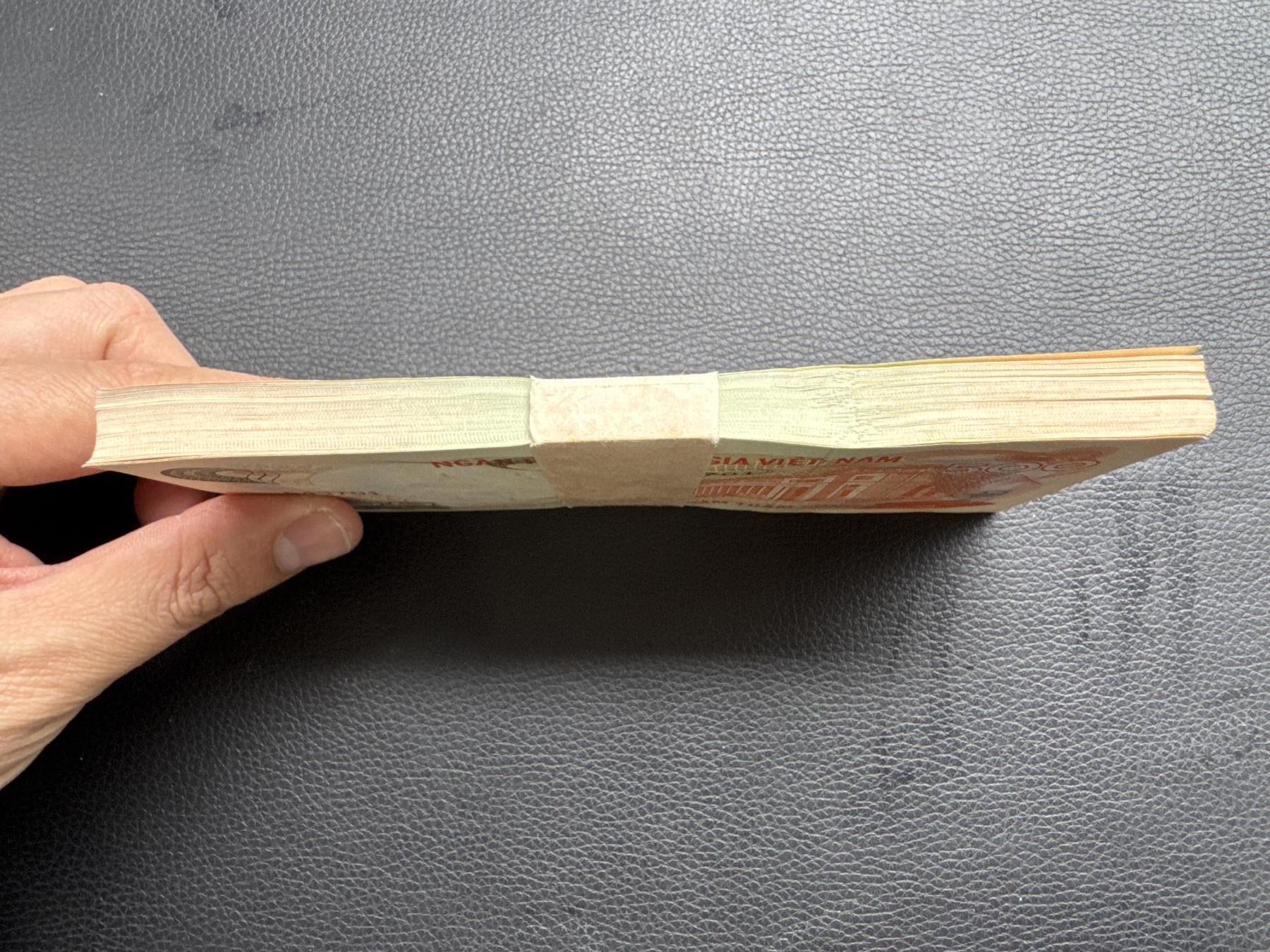 桂P钱币文化工作室拍卖第四十五期 南越500盾一刀，全新百联，前后几张轻微黄斑