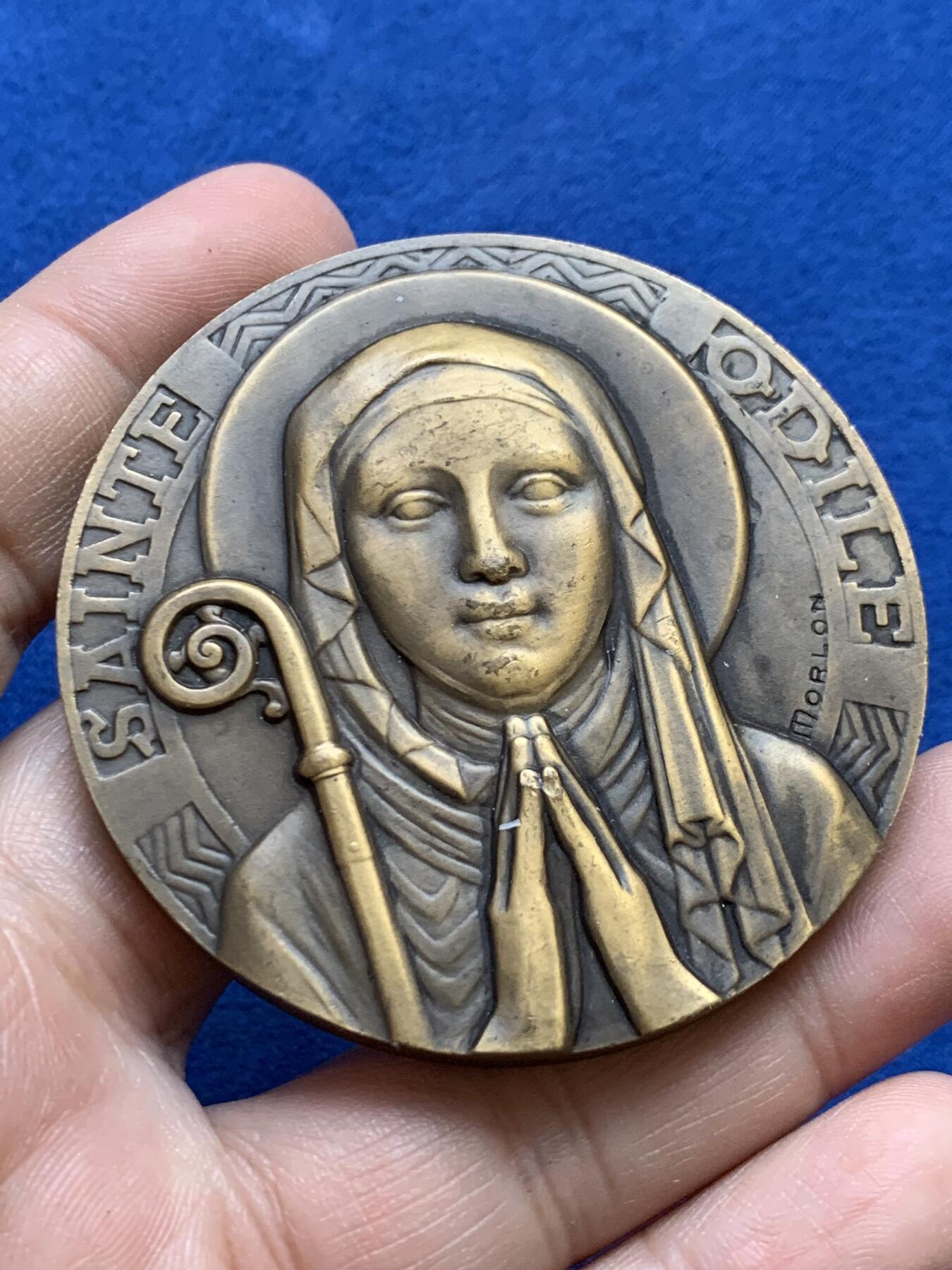 《竞宝斋》第439场 周日，周一，周二 3场连拍 （全场包邮） 名家莫隆作 圣欧迪勒纪念章 圣欧迪勒是霍亨堡修道院的创始院长 103.5克 58.6mm 丰饶角铜标 双面高浮雕