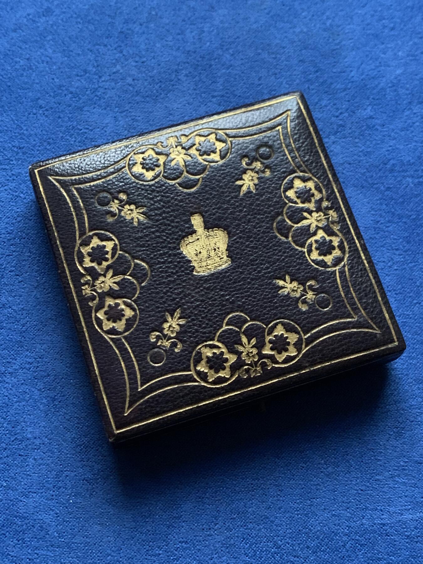 《竞宝斋》第439场 周日，周一，周二 3场连拍 （全场包邮） 英国卢斯农业协会20世纪初铜制奖章，农场动物生活图景，带原盒，内衬有花纹。34.9克，43mm。