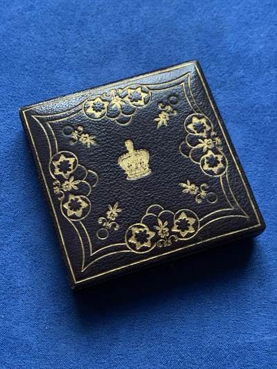 《竞宝斋》第439场 周日，周一，周二 3场连拍 （全场包邮） - 英国卢斯农业协会20世纪初铜制奖章，农场动物生活图景，带原盒，内衬有花纹。34.9克，43mm。