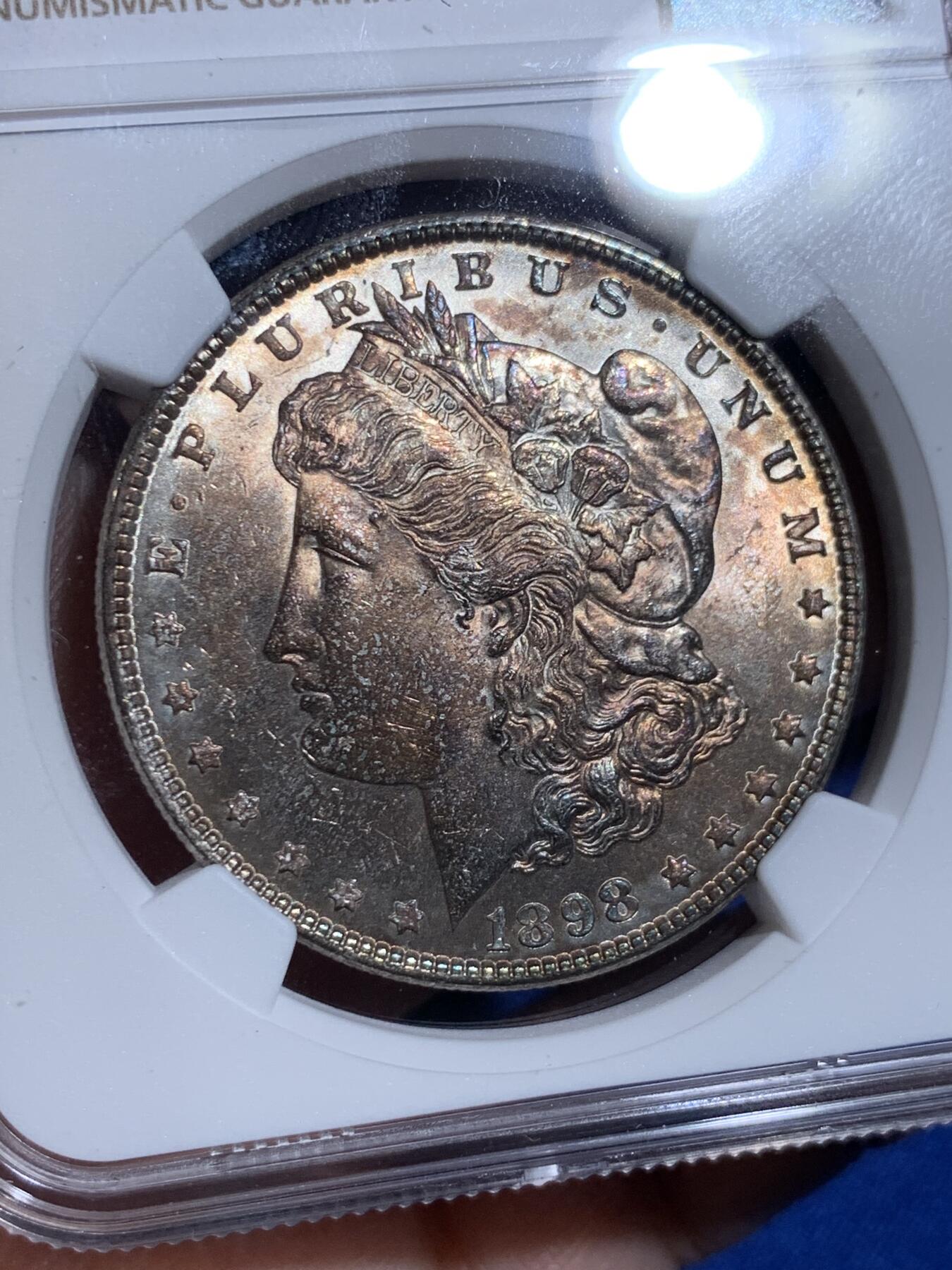 《竞宝斋》第439场 周日，周一，周二 3场连拍 （全场包邮） NGC MS63 美国1898年摩根银币P版，原汁原味五彩老包浆，转光强烈细节优秀。