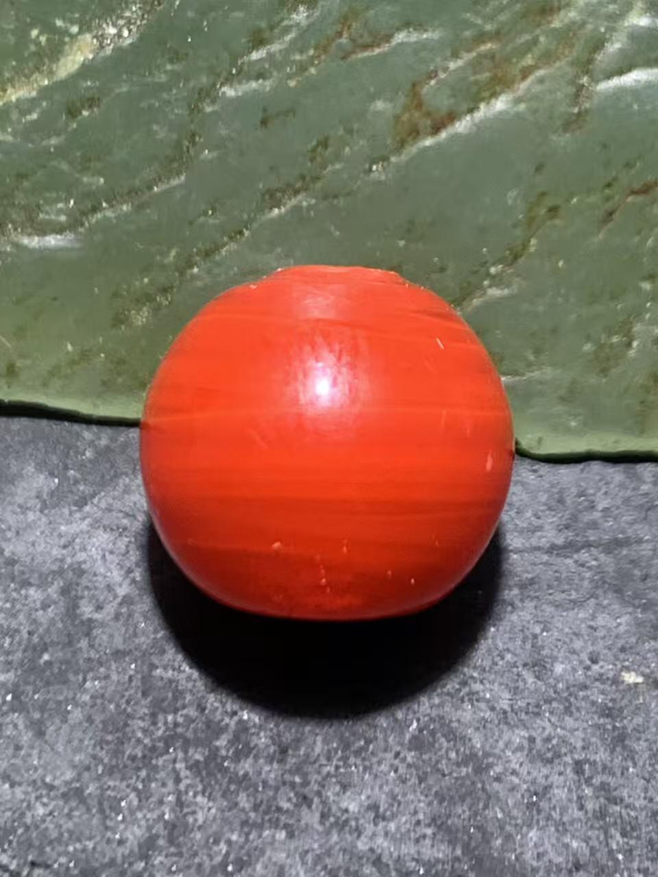 建国前后库存柿子红搅胎琉璃苹果珠一颗，