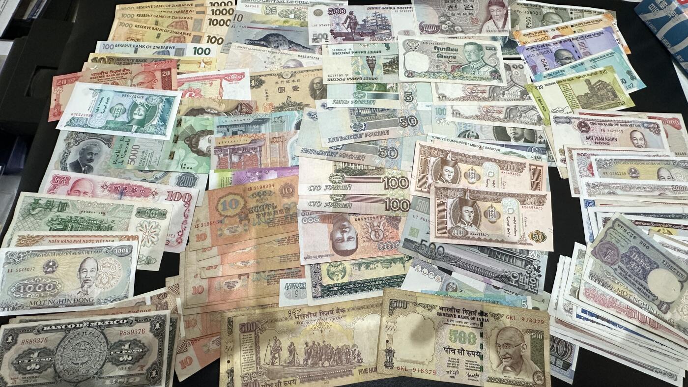 《外钞收藏家》第五百八十六期（品种丰富、精品多）（本平台长期征集拍品、欢迎藏友们联系合作） 多个国家大几十张纸币一起 部分纸币（印度小套币等）全新  大部分非全新 品相如图