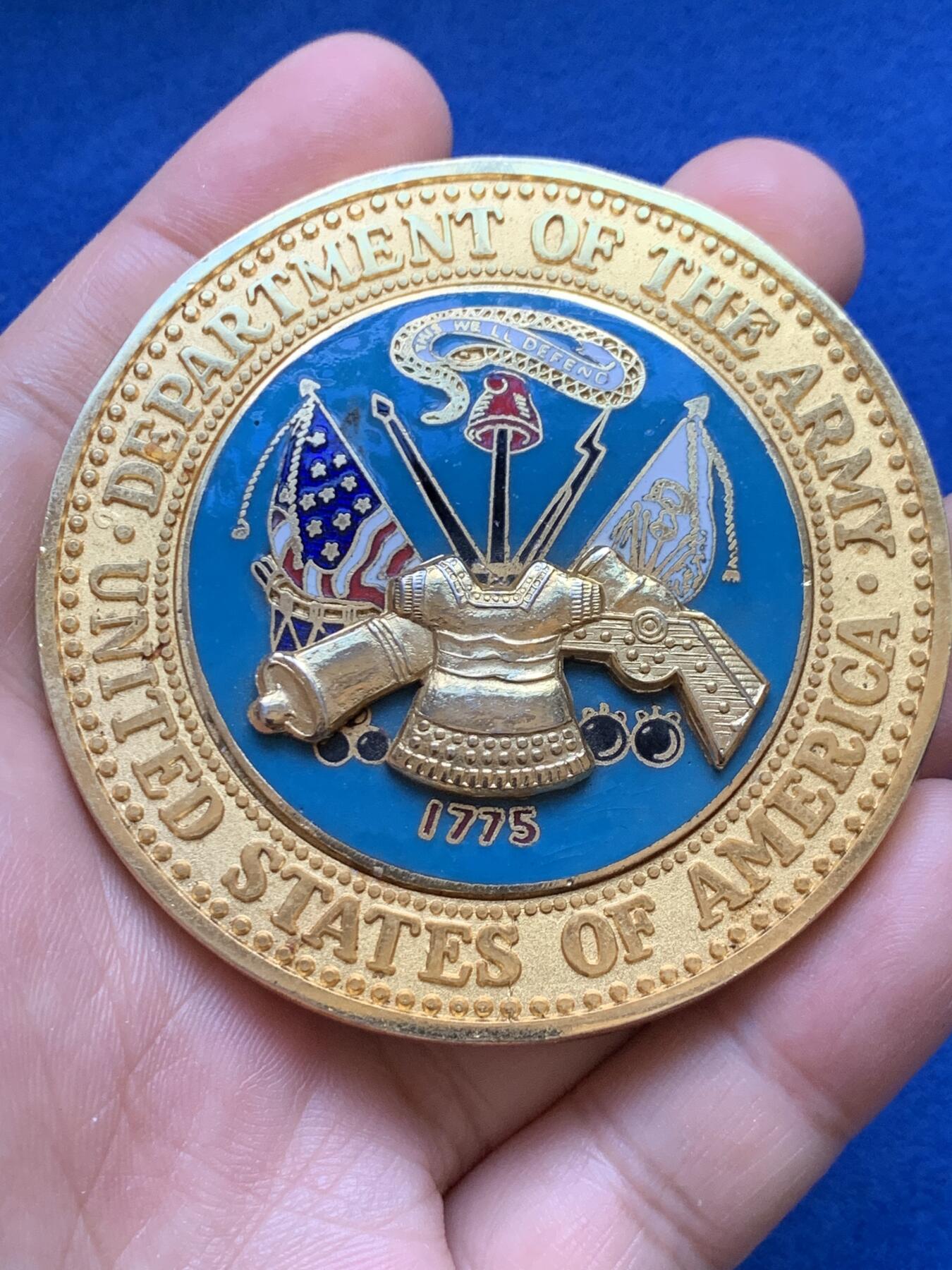 《竞宝斋》第439场 周日，周一，周二 3场连拍 （全场包邮） 美国陆军部纪念大铜章，镀金带珐琅，正面翻译为“美利坚合众国，由我们捍卫！”大直径66.1mm，重量122.2g。