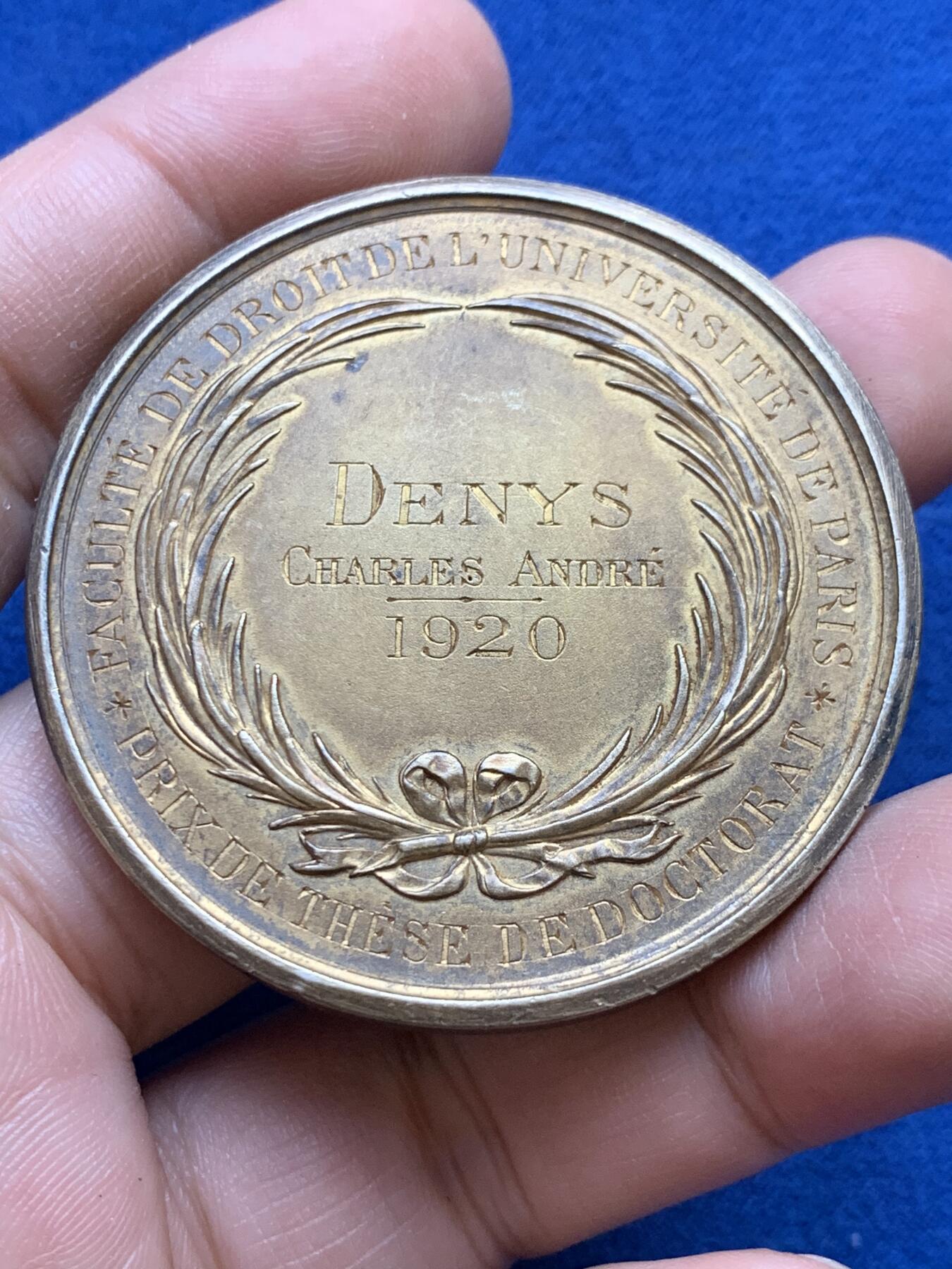 《竞宝斋》第439场 周日，周一，周二 3场连拍 （全场包邮） 1920年巴黎大学法学院博士论文获奖纪念镀金银章 丰饶角1银标 67.5克 50.1mm