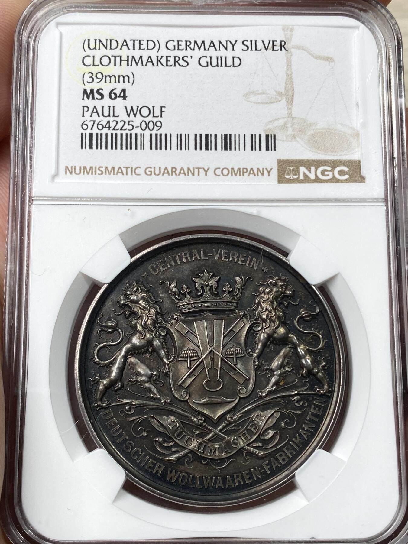 万国钱币拍卖第055期 NGC MS64 19世纪末德国羊毛制品制造商中央协会杰出努力纪念大银章 正面双狮盾徽 背面授予者名保罗·沃夫 39MM原味天鹅绒香槟彩