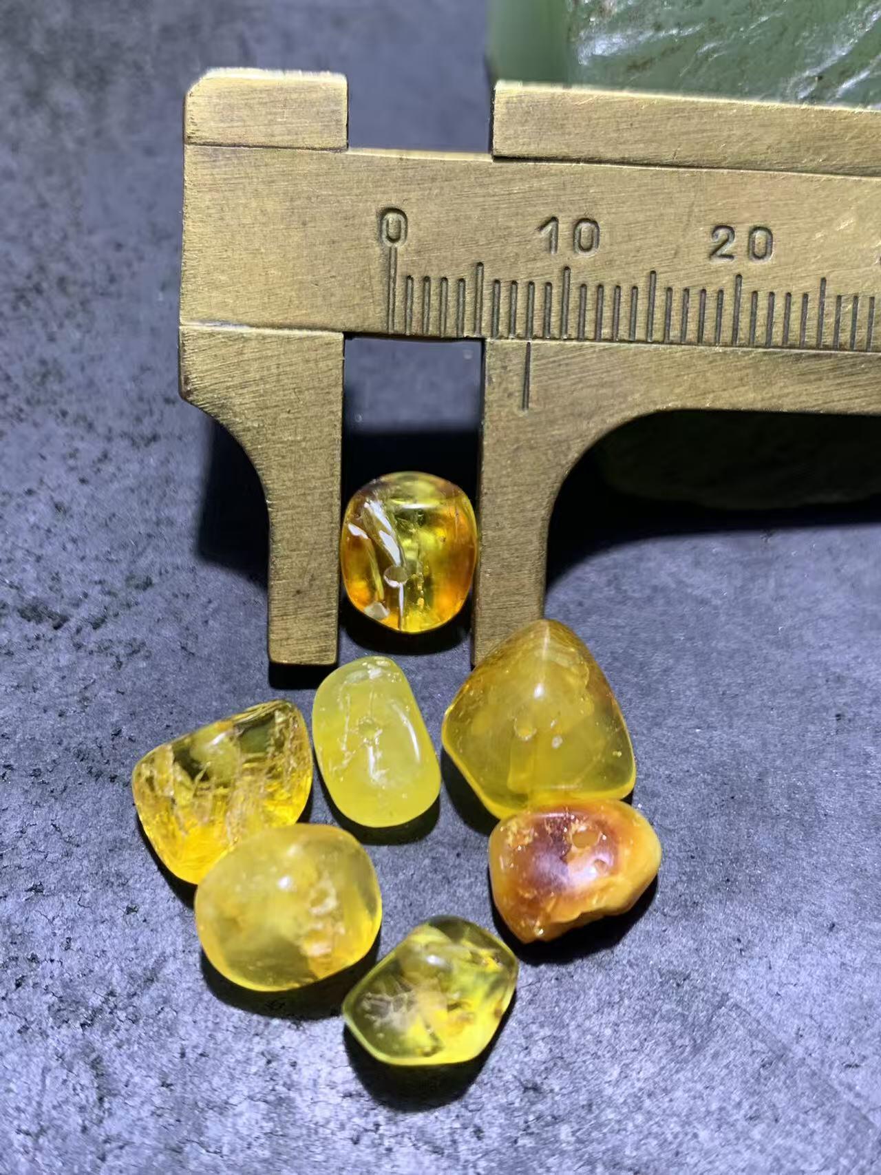 天然俄料蜜蜡通货随形散珠一组，