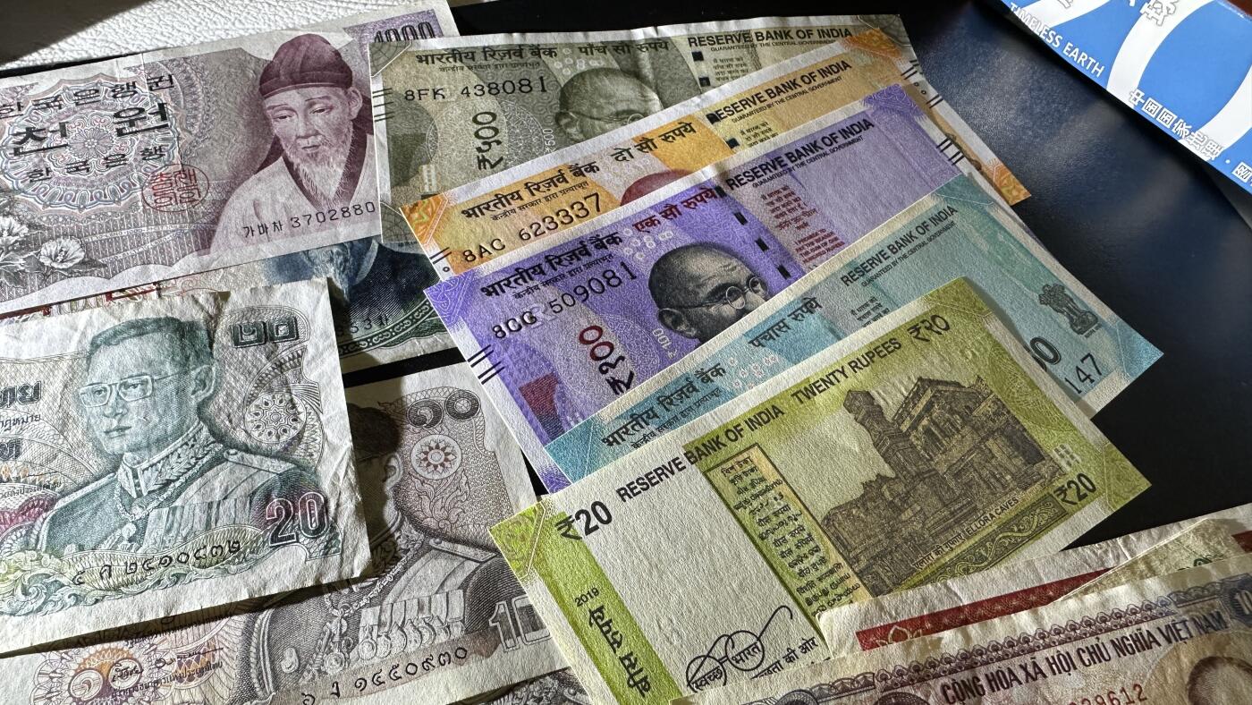 《外钞收藏家》第五百八十六期（品种丰富、精品多）（本平台长期征集拍品、欢迎藏友们联系合作） 多个国家大几十张纸币一起 部分纸币（印度小套币等）全新  大部分非全新 品相如图