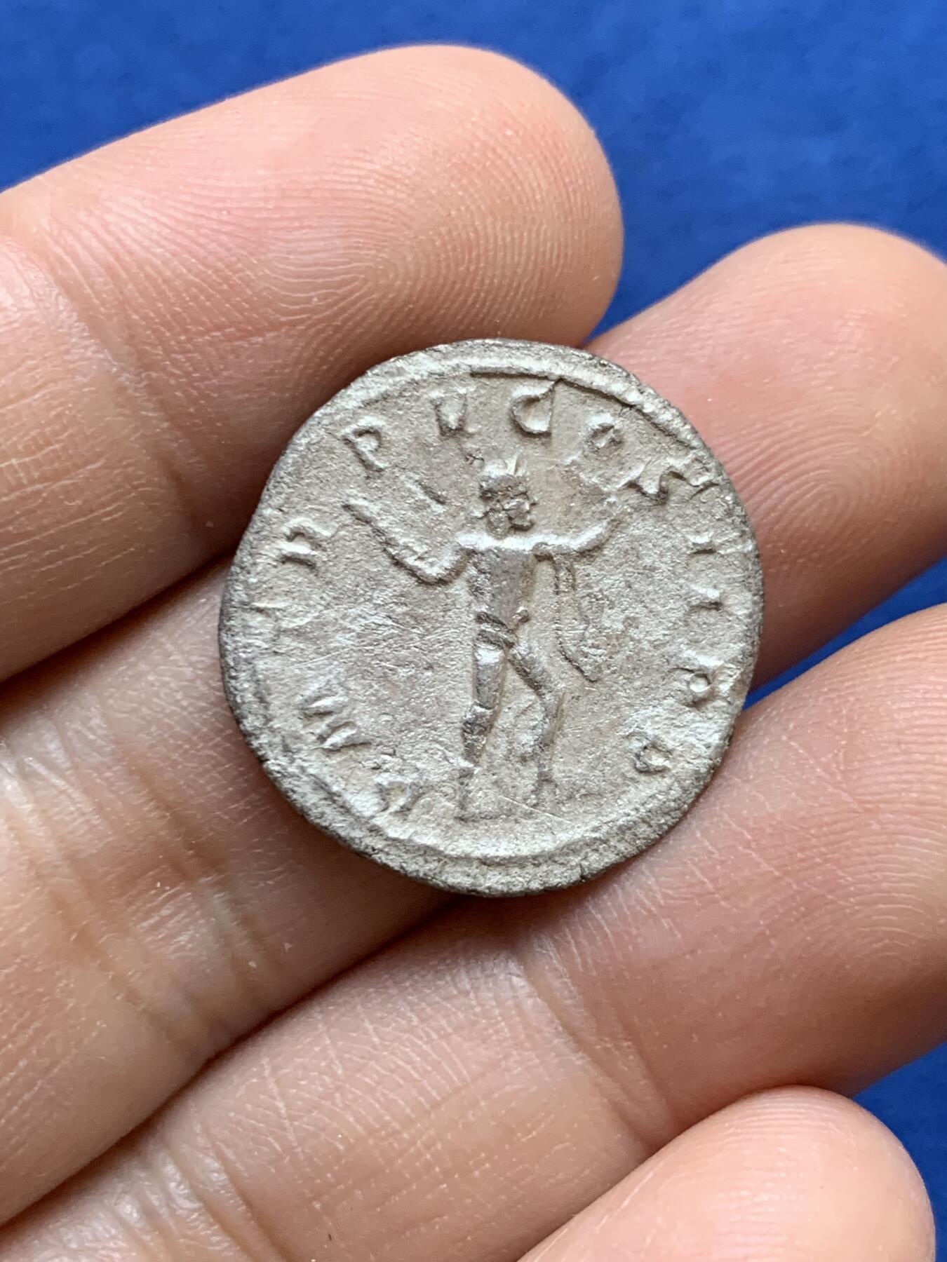 《竞宝斋》第439场 周日，周一，周二 3场连拍 （全场包邮） 公元前242-243年 古罗马戈尔迪安三世银币，背面大力神赫拉克勒斯打制的不错 3.3克