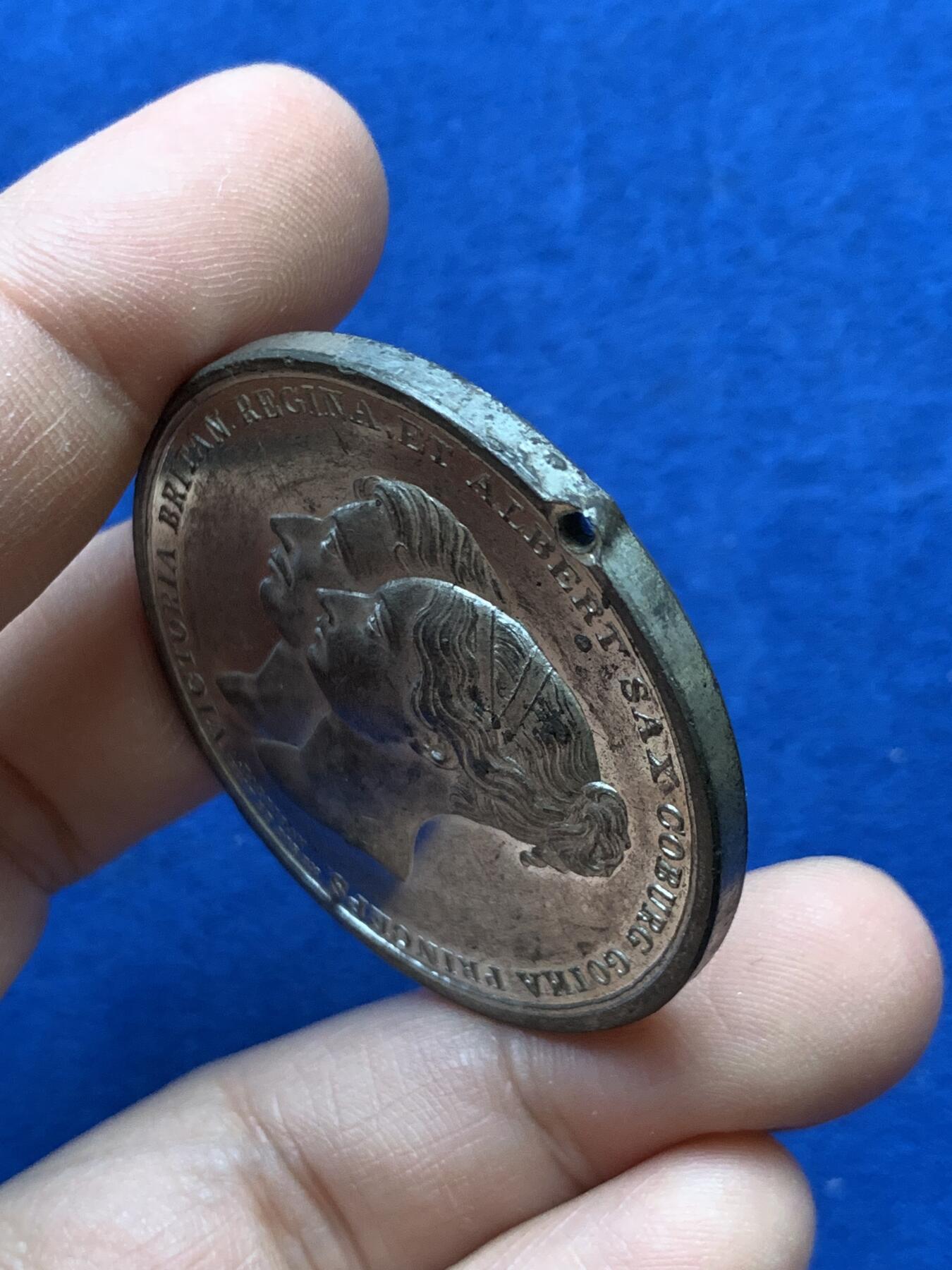 《竞宝斋》第439场 周日，周一，周二 3场连拍 （全场包邮） 英国1840年维多利亚女王和阿尔伯特亲王结婚纪念章，白色金属材质，有打孔。29.7克，44.5mm。