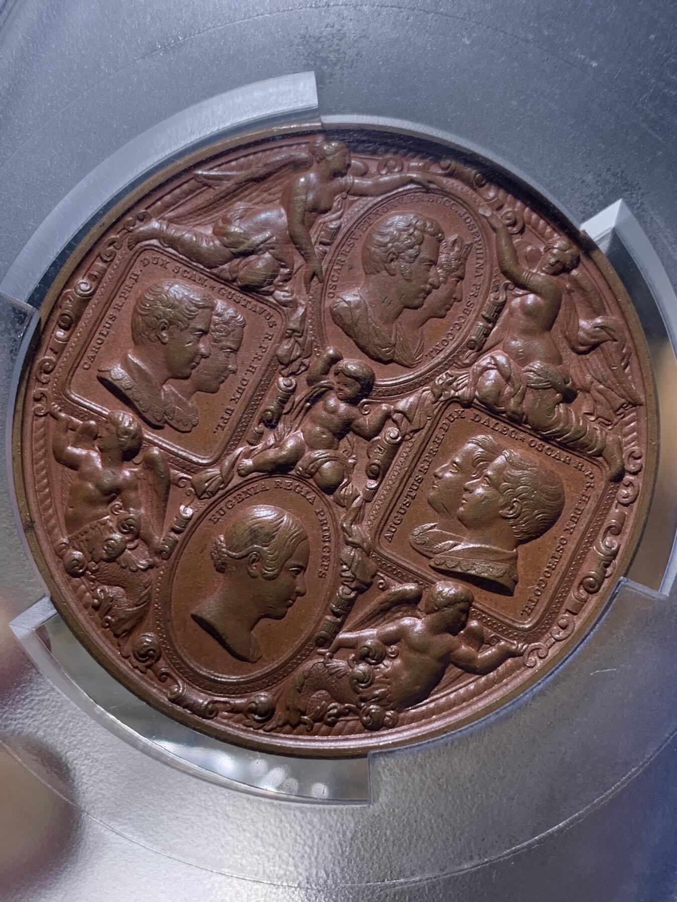 《竞宝斋》第439场 周日，周一，周二 3场连拍 （全场包邮） PCGS SP64 瑞典1842年卡尔十四和他的家人铜章，56mm， Ludvig Persson Lundgren雕刻。加大盒
