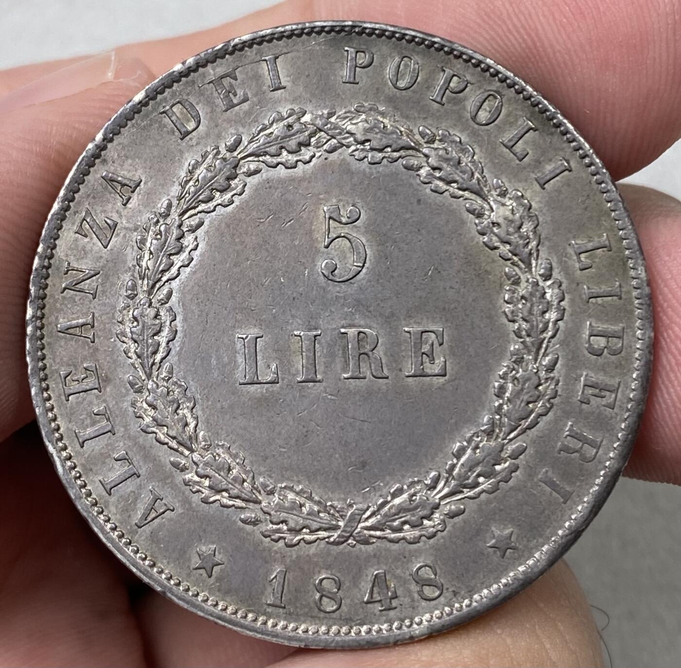 万国钱币拍卖第055期 1848年意大利威尼斯革命政府飞狮5里拉 单年发行6011枚 采用飞狮站立在石碑上的设计 更显威武 双面淡彩