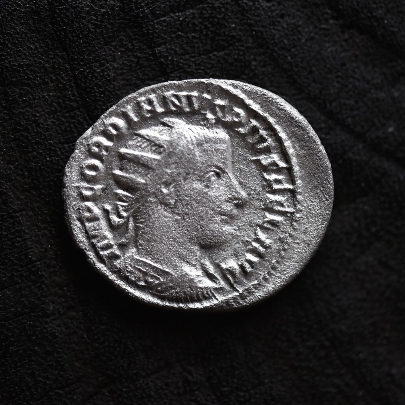 【良泉】第41期【自动场】11月27日晚19.30点开拍！86组，西方古代钱币专场 【藏家出品B】公元242-244年【古罗马】戈尔迪安三世，背戈尔迪安站像，手持长矛和球体，铭文SAECVLI FELICITAS（幸福的时代）安敦尼银币，3.94克