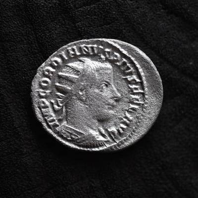 【良泉】第41期【自动场】11月27日晚19.30点开拍！86组，西方古代钱币专场 - 【藏家出品B】公元242-244年【古罗马】戈尔迪安三世，背戈尔迪安站像，手持长矛和球体，铭文SAECVLI FELICITAS（幸福的时代）安敦尼银币，3.94克