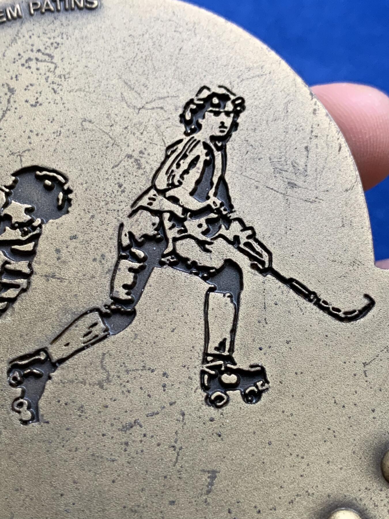 《竞宝斋》第439场 周日，周一，周二 3场连拍 （全场包邮） 葡萄牙1991年第30届曲棍球世界锦标赛异形铜章，长9.7cm，重480克。非常有趣的设计。不采用浮雕，正反面人物和城市景观都采用低于章面的凹版雕刻手法。