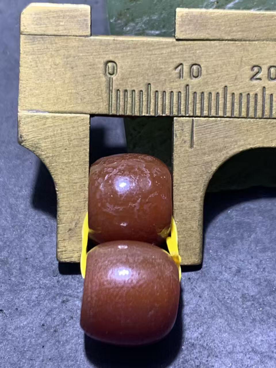 精美高玉化风化纹酒红玛瑙老形桶珠一对，