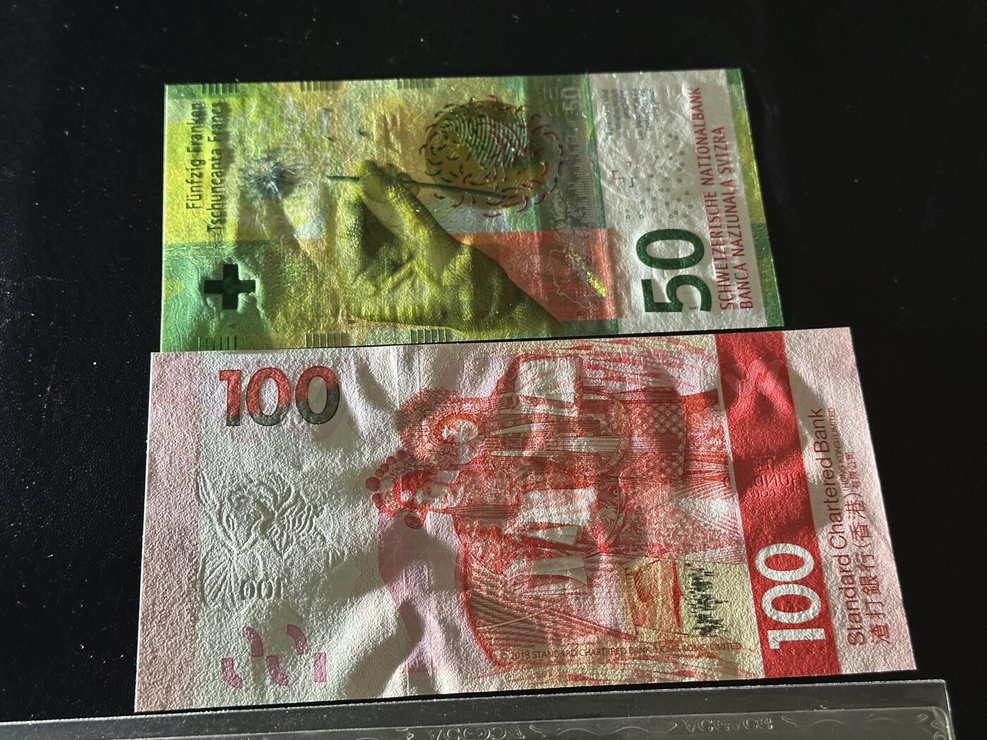 《外钞收藏家》第五百八十六期（品种丰富、精品多）（本平台长期征集拍品、欢迎藏友们联系合作） 2015年瑞士手版50法郎全新+2018年香港渣打银行100元 人二 3333322全新有车轨印+2000年瑞士10法郎爱藏评级68