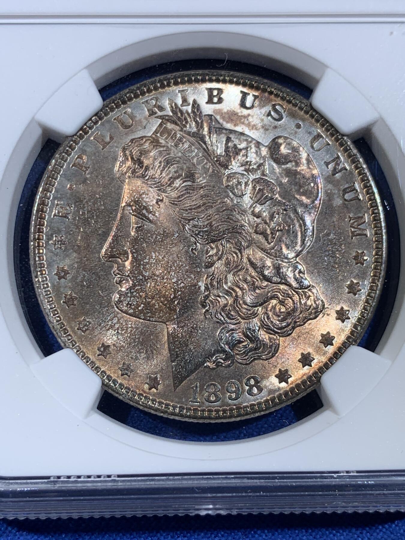 《竞宝斋》第439场 周日，周一，周二 3场连拍 （全场包邮） NGC MS63 美国1898年摩根银币P版，原汁原味五彩老包浆，转光强烈细节优秀。