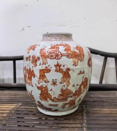 矾红婴戏图纹罐