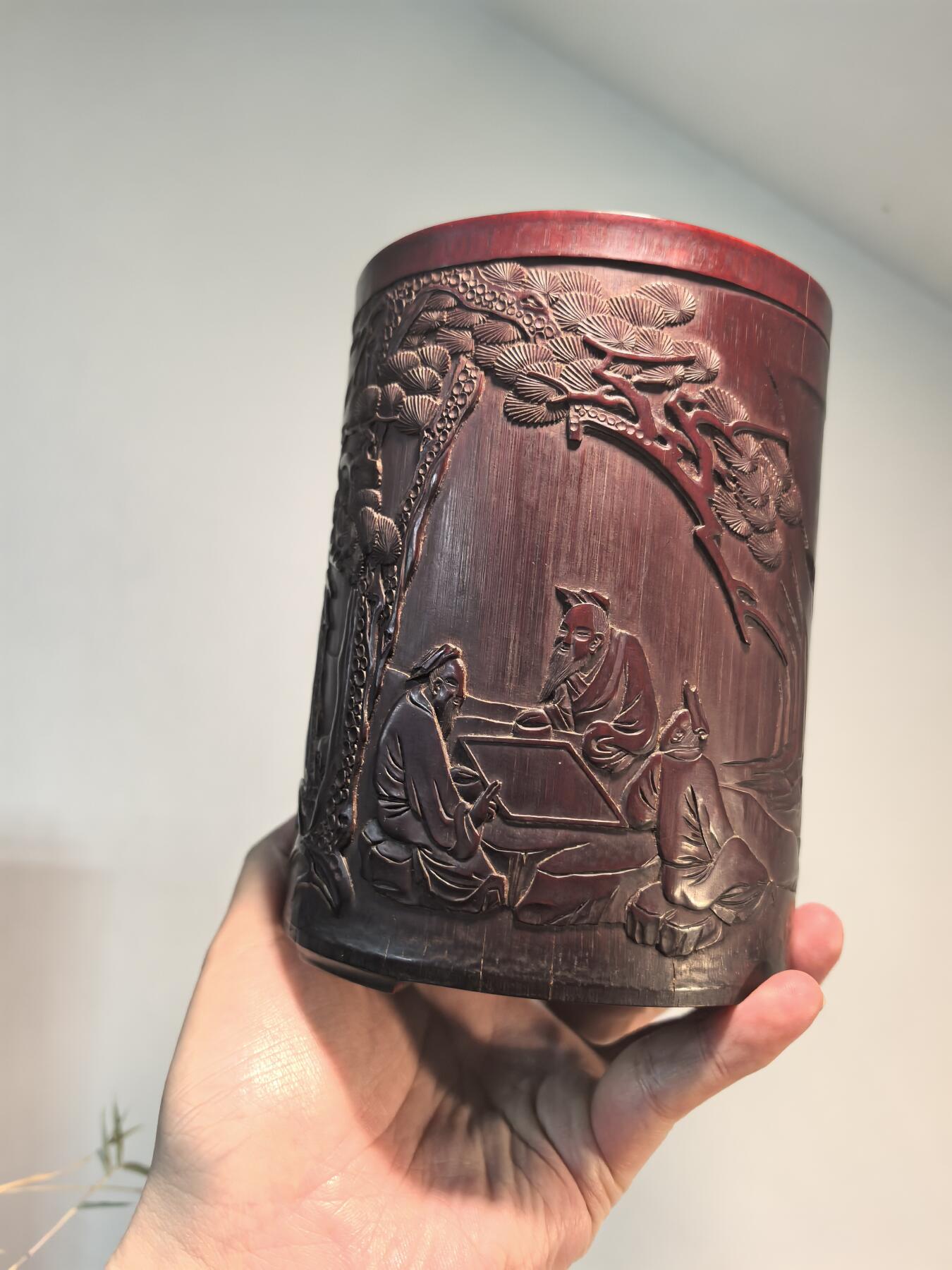 兰馨堂古玩杂项专场 笔筒清代木雕名家刻竹雕人物松下对弈人物故事笔筒 