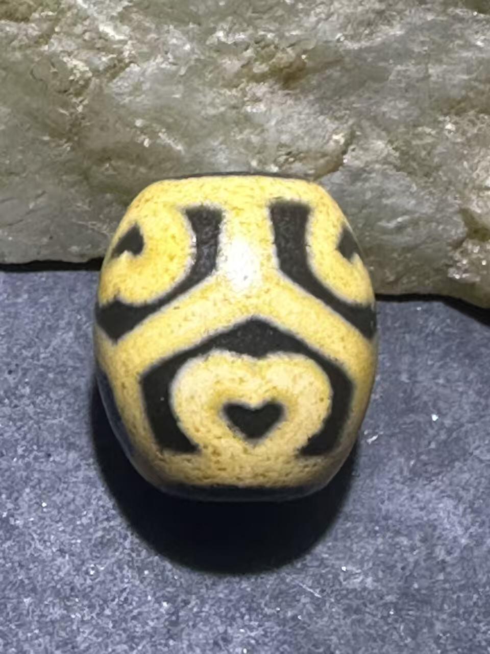 仅此一颗，精品藏传牙黄莲花玛瑙天珠一颗