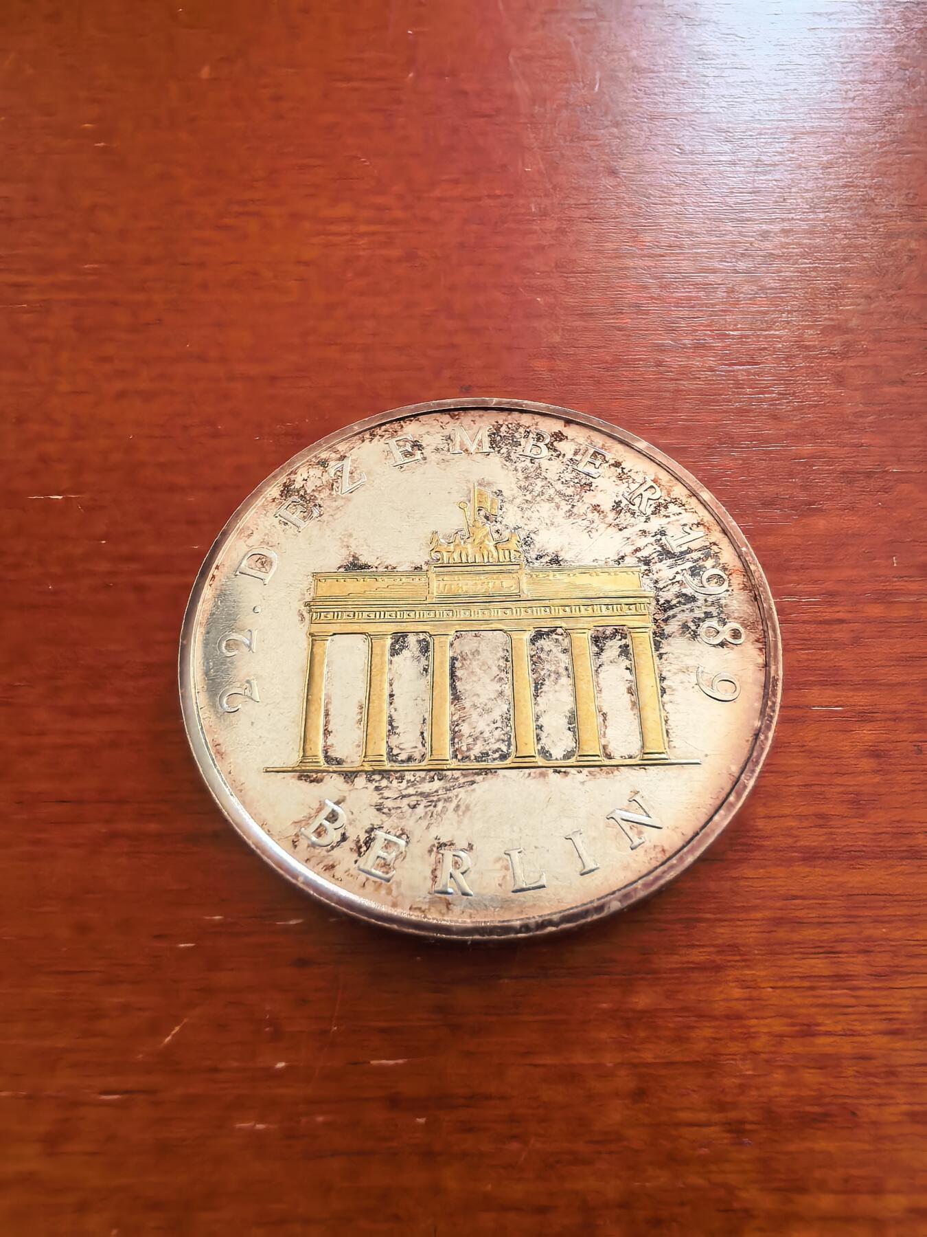 长老汇蛇年精选第七十四场拍卖 1990东德勃兰登堡20马克镀金银币，18.2克999银，东德最后一枚20马克银币，克书未记录镀金版