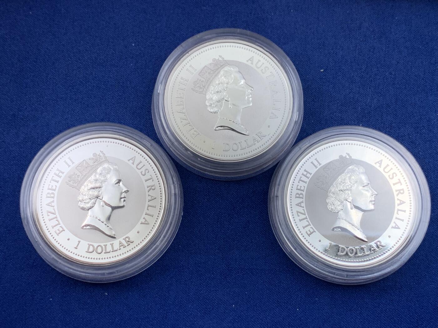 《竞宝斋》第439场 周日，周一，周二 3场连拍 （全场包邮） 三枚一组 澳大利亚 笑翠鸟 熊猫镶嵌银币 含纯银1盎司999银，金猫重0.5克黄金，发行1.5万枚，为北京/上海国际钱币邮票展而发行，1995年两枚，1997年一枚。